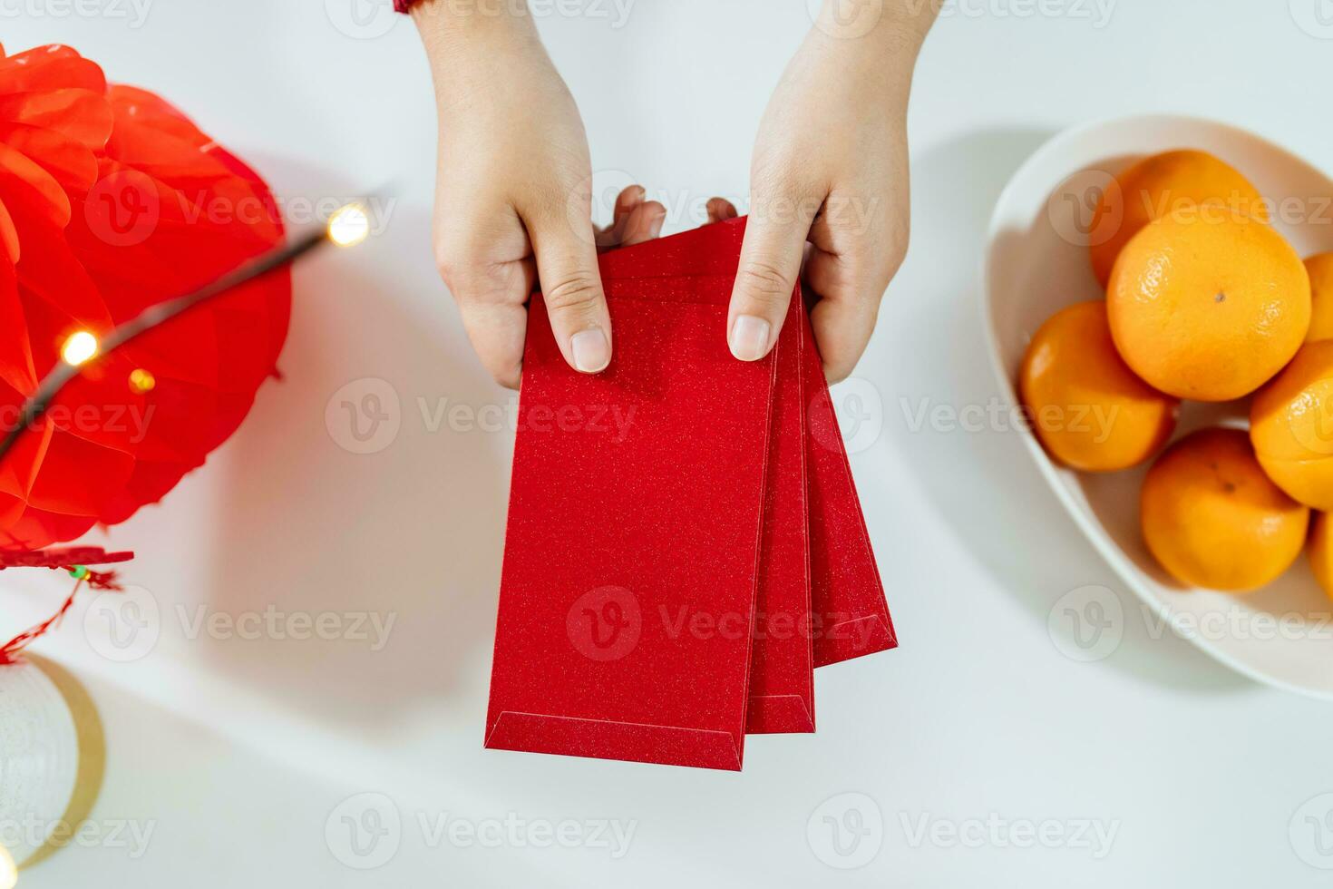 asiatique femme donnant rouge enveloppe pour lunaire Nouveau année célébrations. main tenir rouge paquet photo