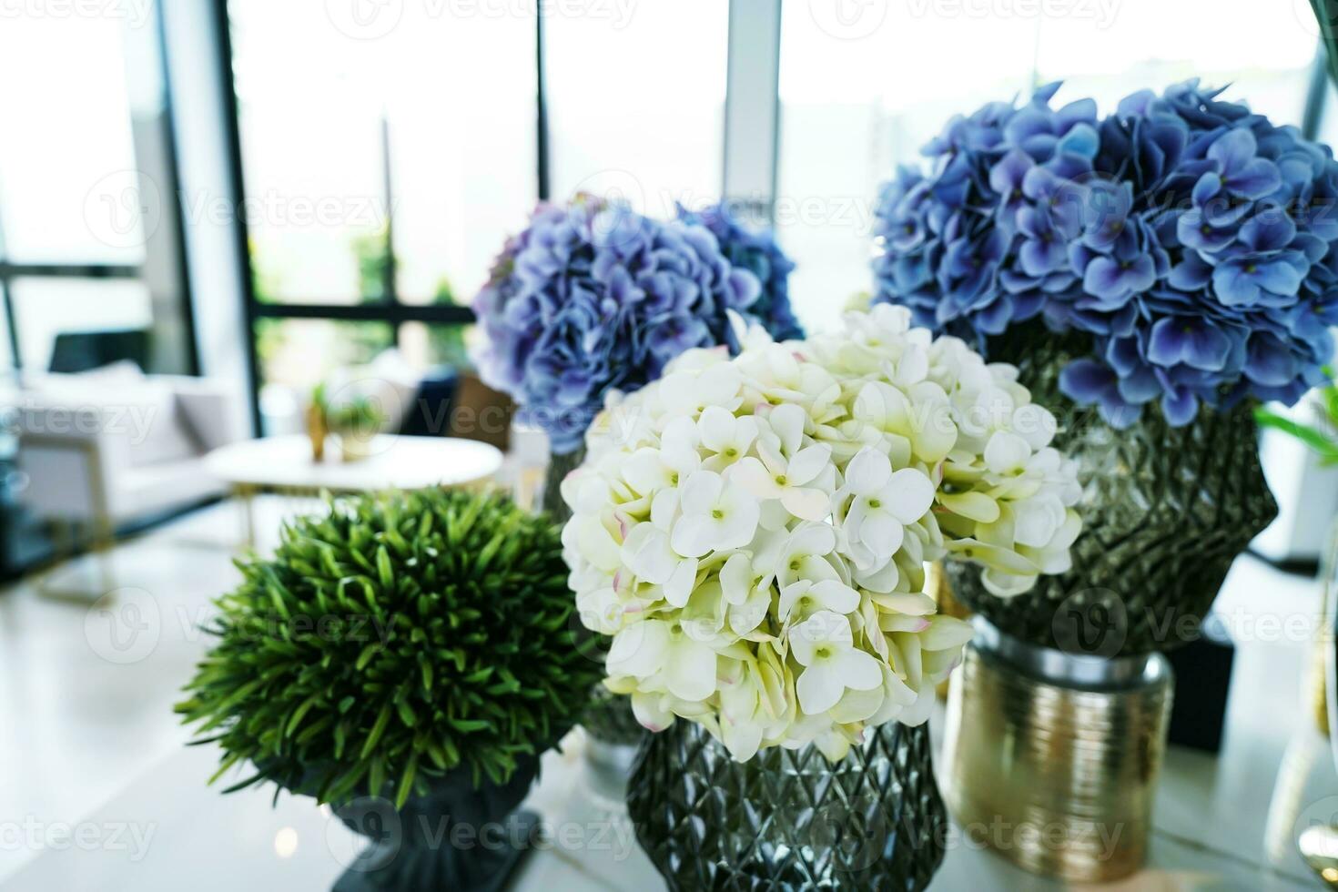 séché Prairie herbe bouquet dans clair verre bouteille esthétique Soleil  lumière ombres sur neutre mur, minimaliste floral intérieur conception ,  produire ai 24495724 Photo de stock chez Vecteezy
