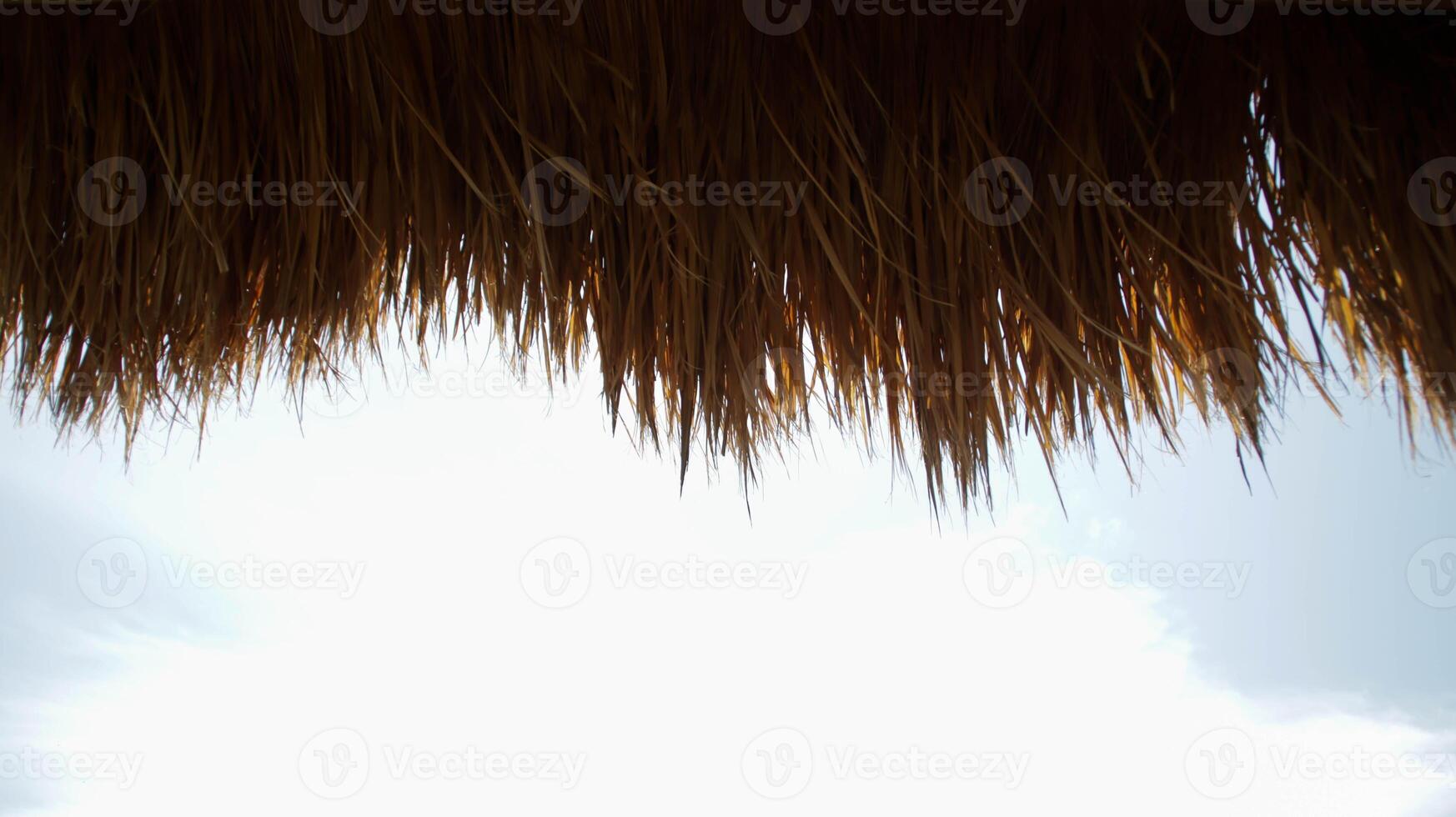 silhouette de paille chaume toit avec nuageux ciel Contexte. ai généré photo