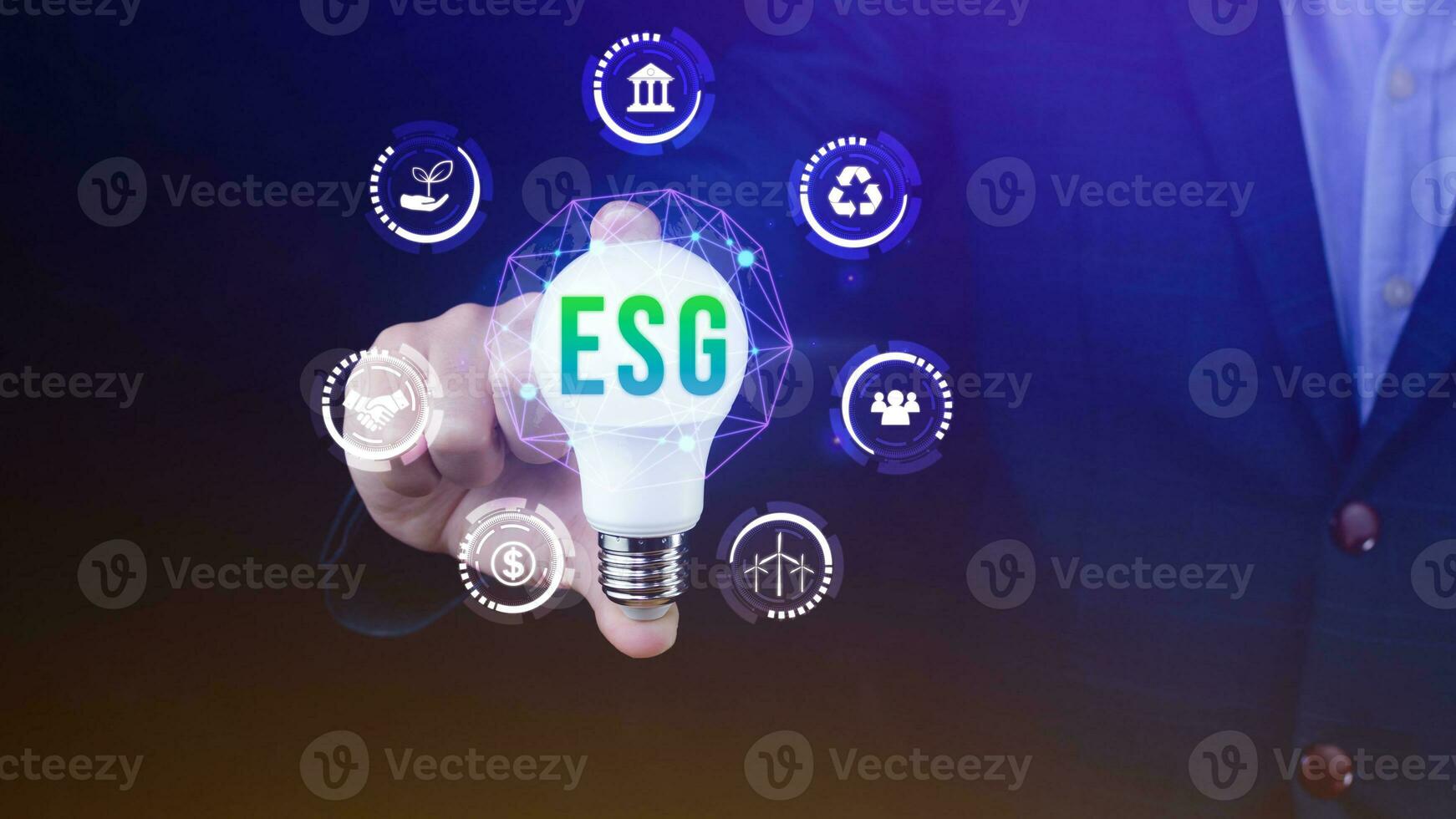 homme d'affaire main en portant lumière ampoule avec esg icône concept pour environnemental, social, et la gouvernance dans durable et éthique affaires sur le réseau connexion. photo