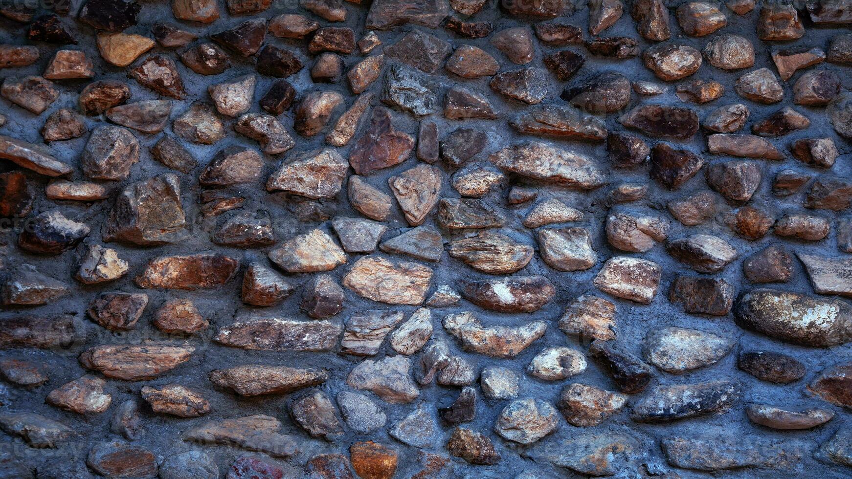 vieux pierre mur proche en haut dans doux beige palette avec ciment, pierre mur surface Contexte avec détaillé Naturel texture, historique bâtiment façade. photo