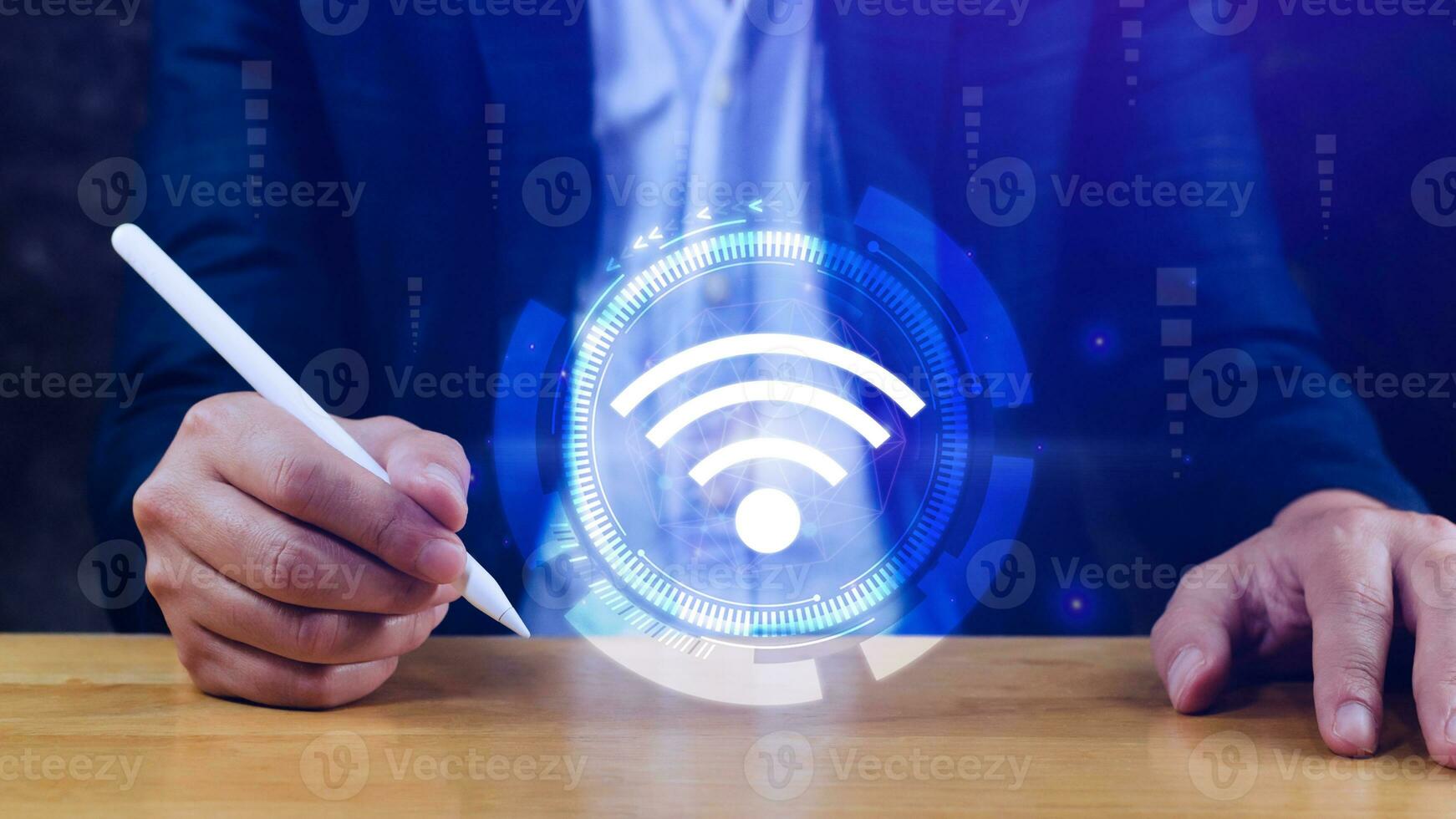 homme d'affaire en utilisant émouvant avec Wifi icône. social réseau affaires la communication concept, Wifi sans fil concept gratuit réseau l'Internet concept. photo