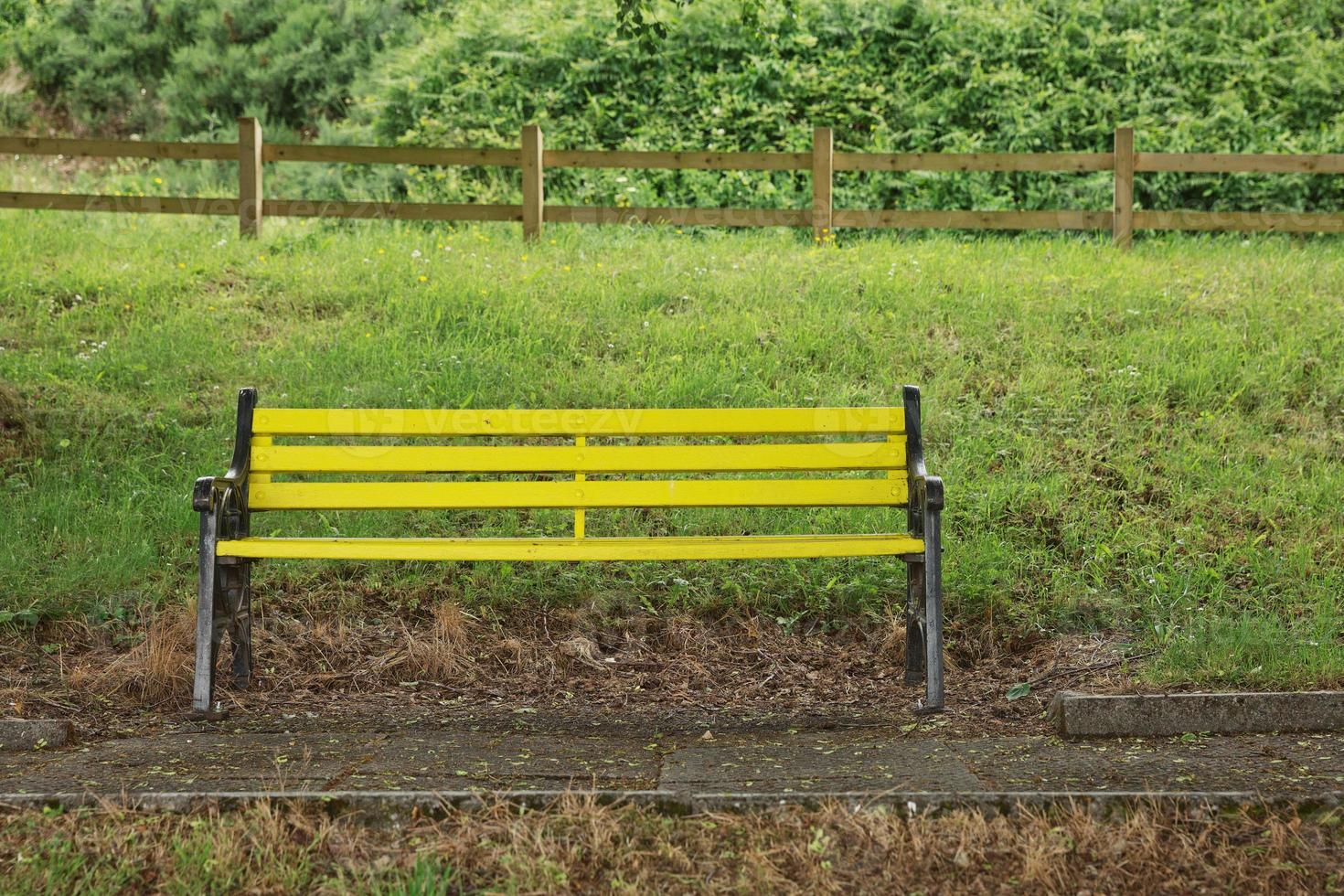 vieux banc en bois jaune photo