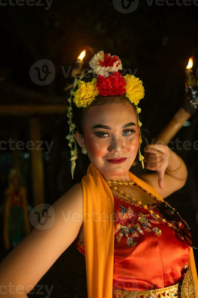 portrait de une Javanais Danseur avec fleurs sur sa tête et maquillage sur sa magnifique visage photo