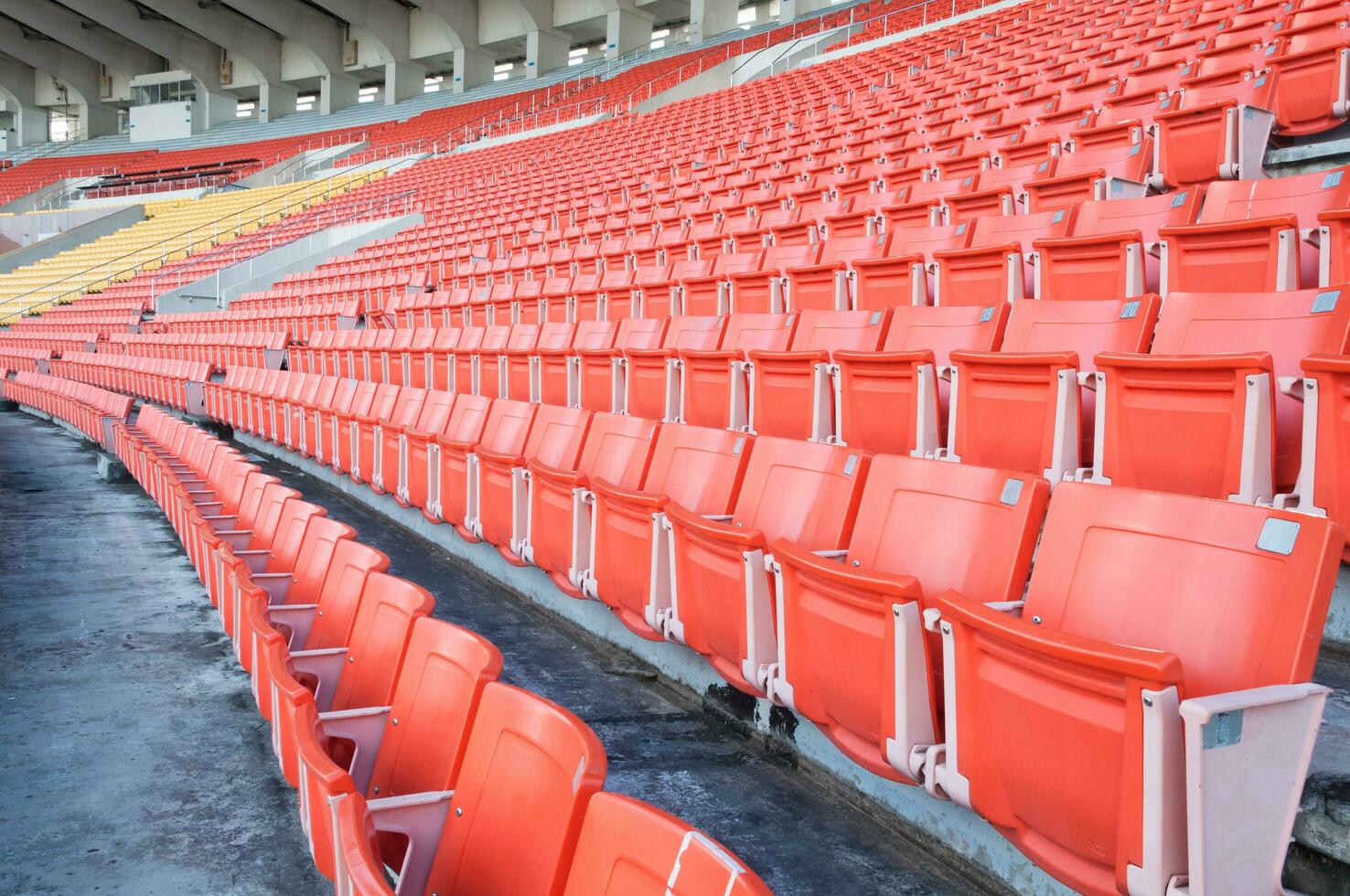 vide Orange des places à stade, rangées de siège sur une football stade photo