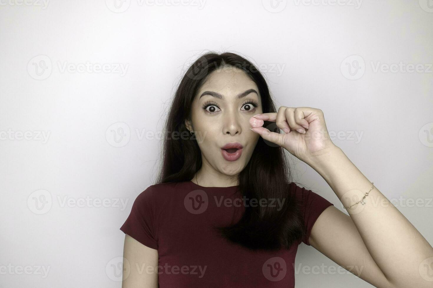 image de une Jeune asiatique femme en portant et à la recherche à une gelée gommeux photo