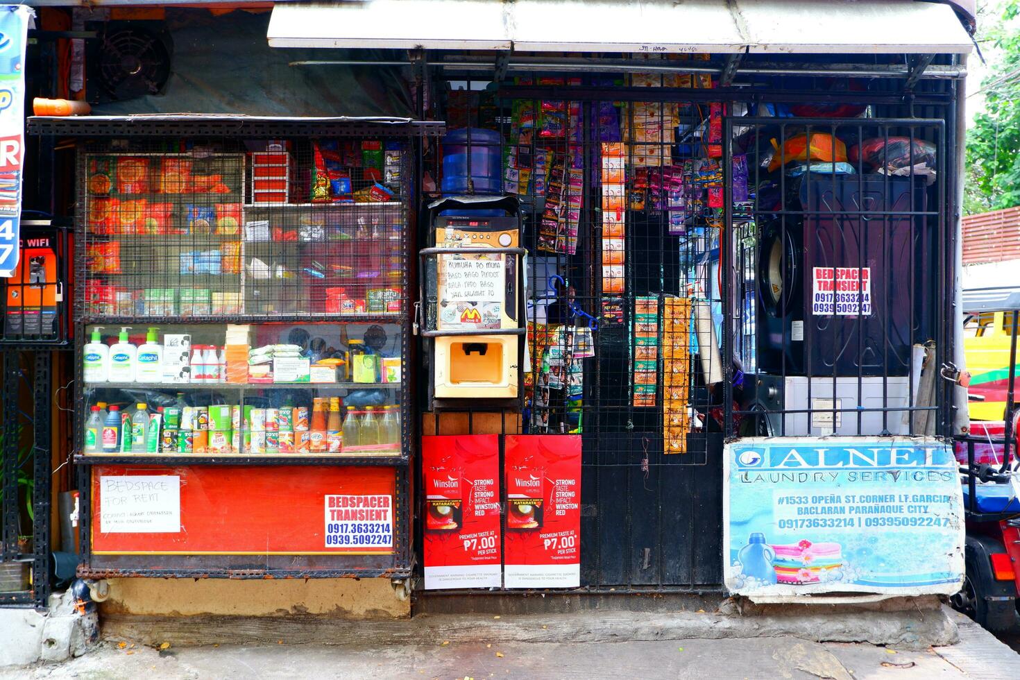 Makati, Manille, Philippines, 2023 - fortement fermé à clé et protégé petit boutique avec beaucoup des produits photo