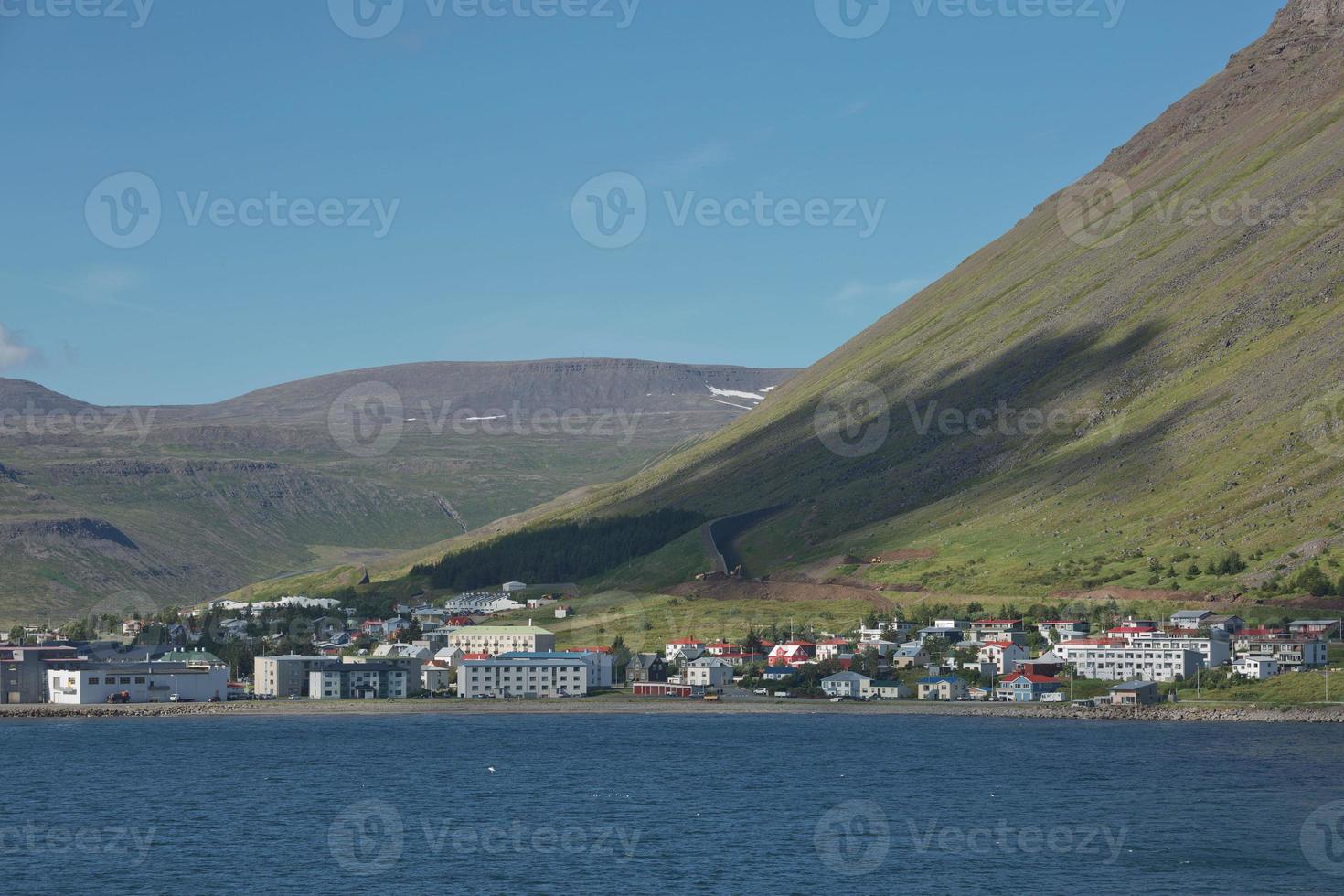 vue sur le fjord entourant le village d'isafjordur en islande photo