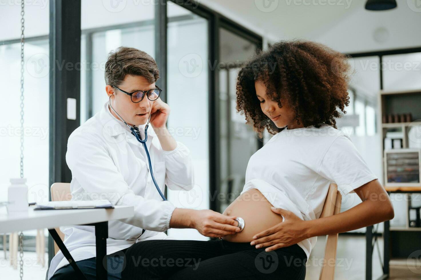 femme enceinte tenant un stéthoscope sur le ventre 15874308 Photo de stock  chez Vecteezy