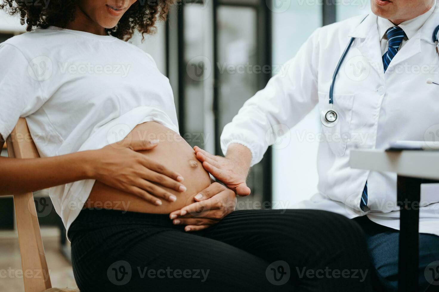 Enceinte africain femme a rendez-vous avec médecin à clinique. Masculin  gynécologue ob gynécologue médical spécialiste