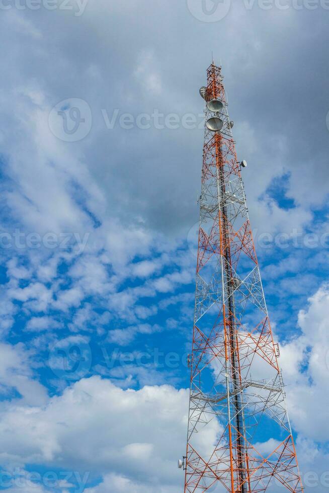 télécommunication la tour dans bleu ciel photo