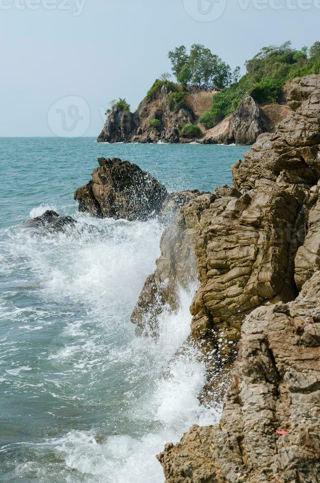 mer vague attaqué le rochers photo