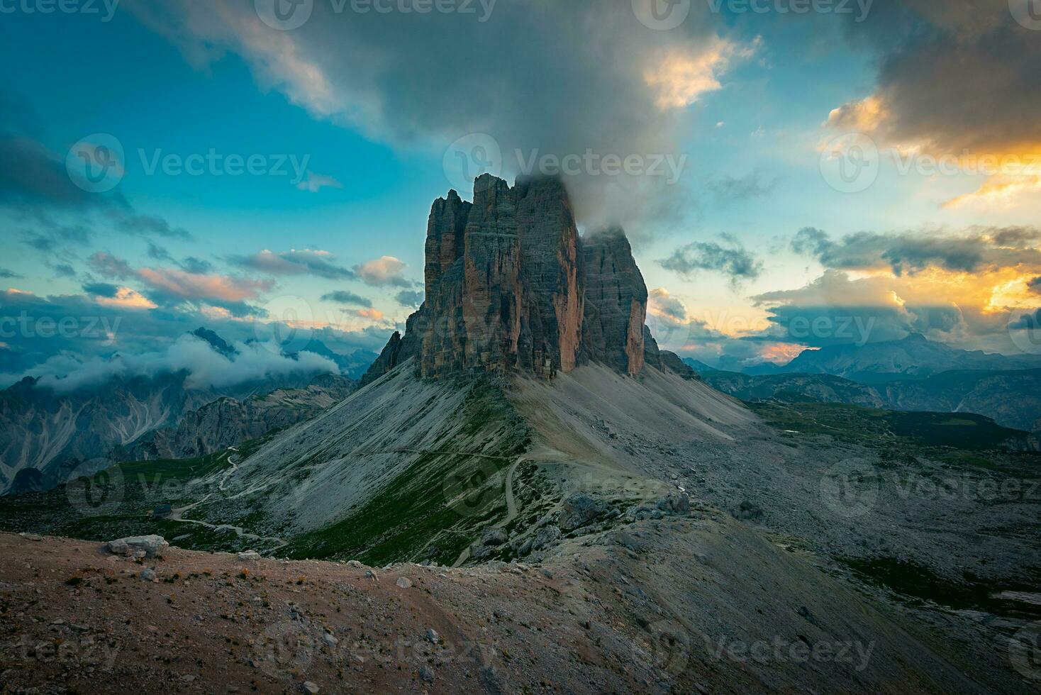 tre cime di lavaredo à le coucher du soleil photo