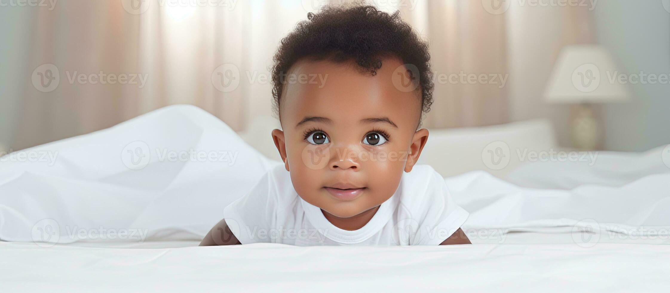 africain américain bébé dans le maillot de corps rampant sur lit avec sélectif concentrer photo