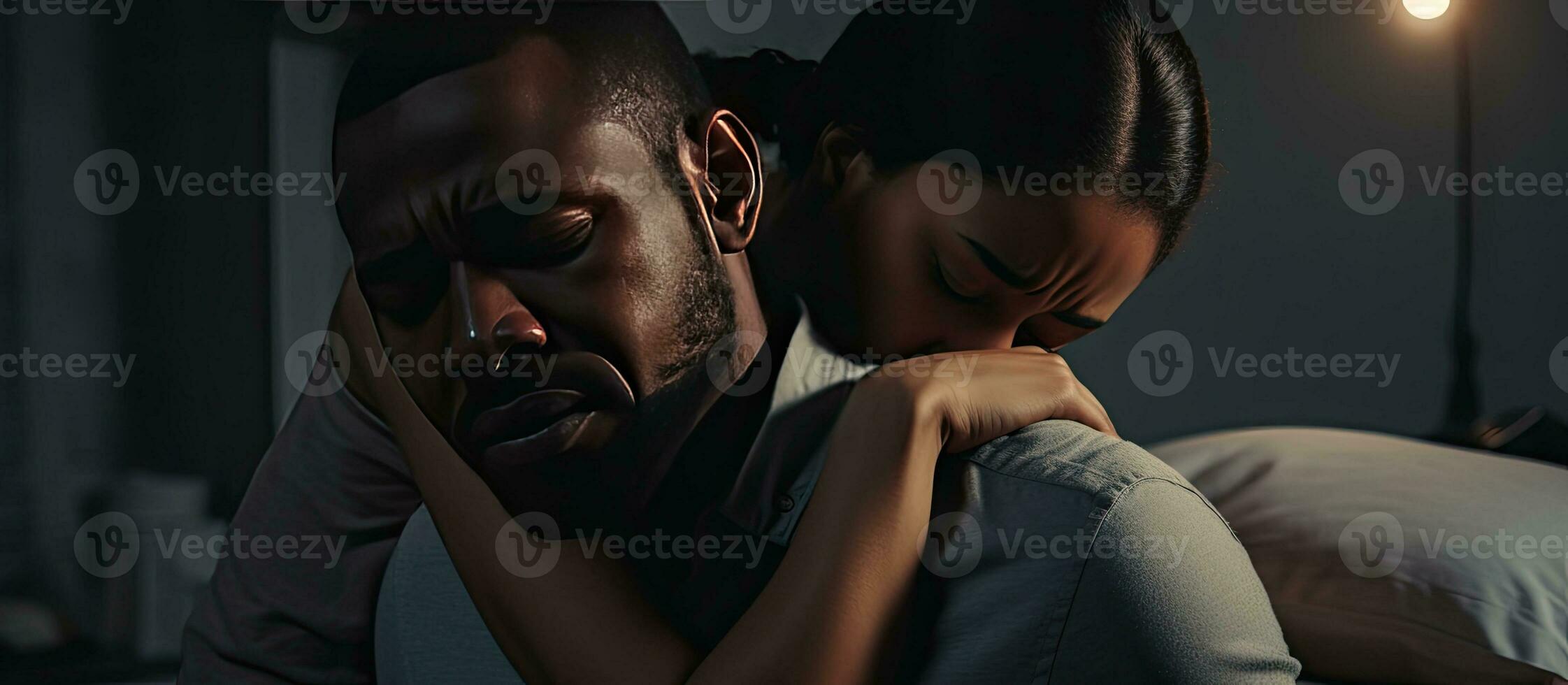 douloureux réveiller en haut pour noir homme et Jeune africain américain femme masser cou mal dans chambre photo