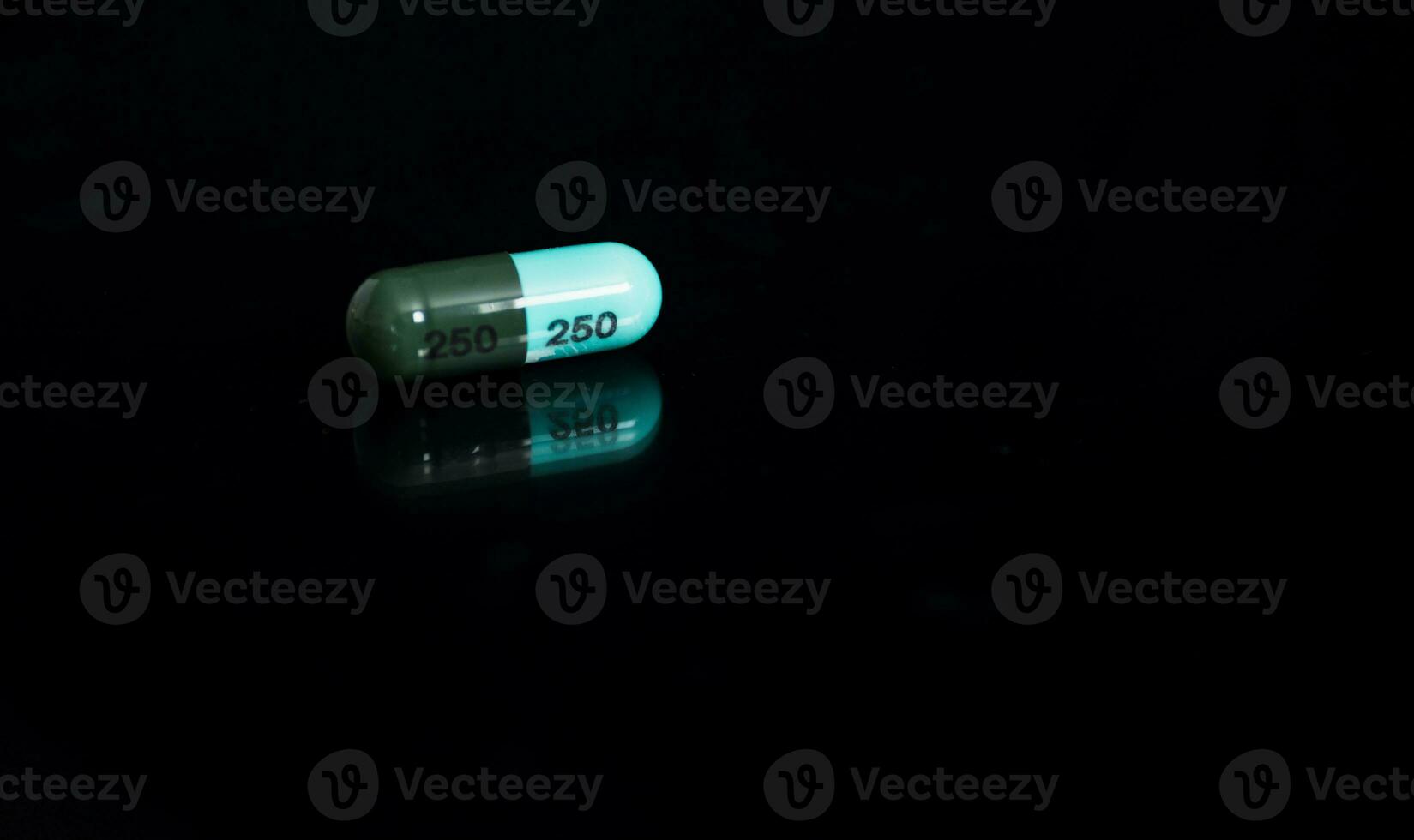 médical concept, drogue capsule pour traitement sur noir Contexte. photo
