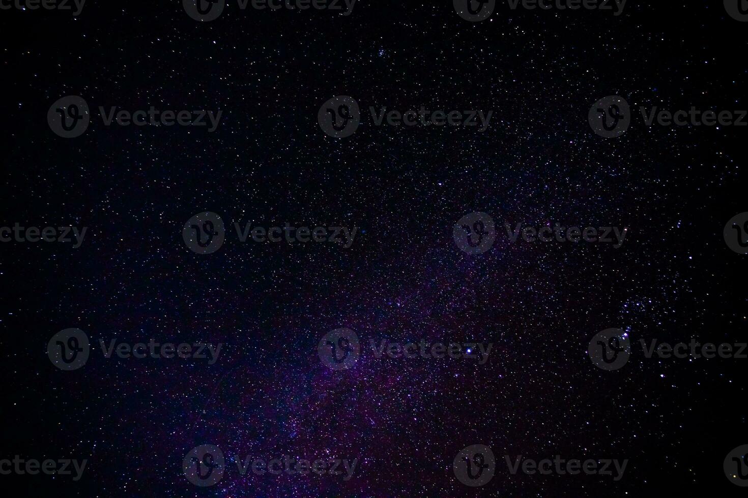 nuit paysage avec coloré et lumière Jaune laiteux façon plein de étoiles dans le ciel. photo