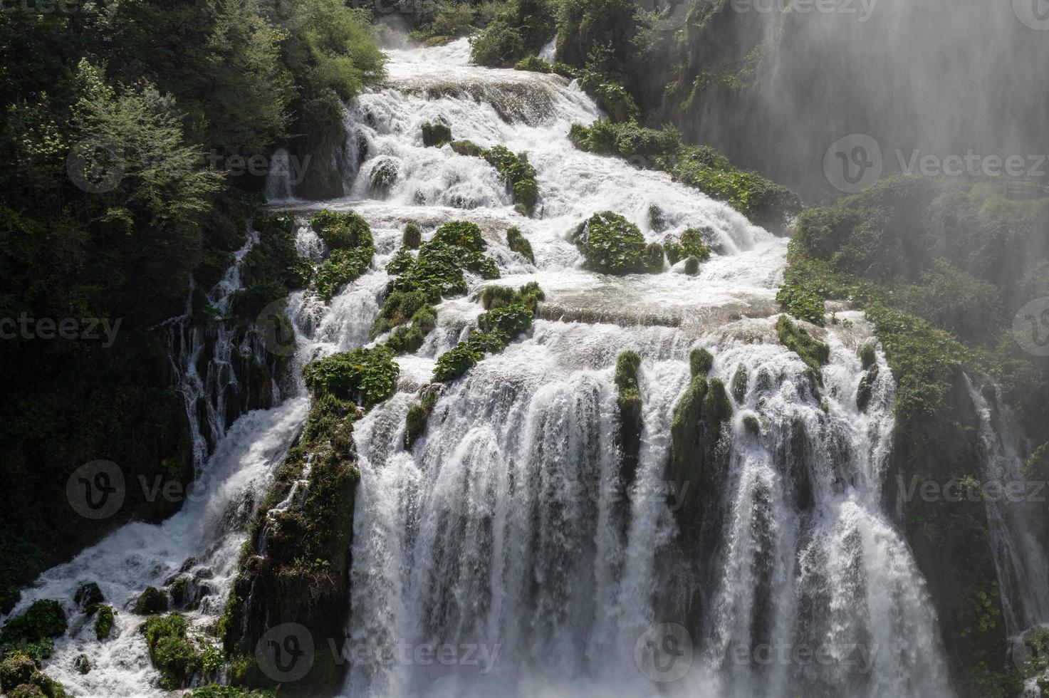 cascade de marmore ouverte aperçu inférieur en plein débit photo