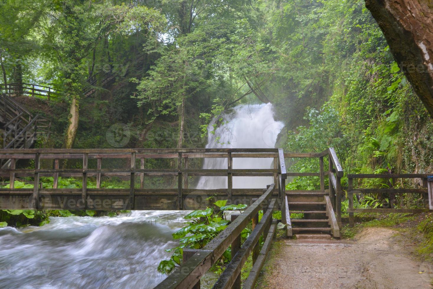 cascade marmore partie inférieure des plus hautes de l'europe photo