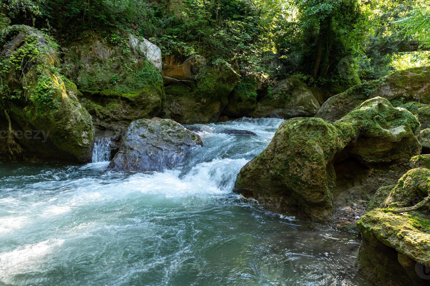 rivière dans les bois venant de la cascade de la marmore photo