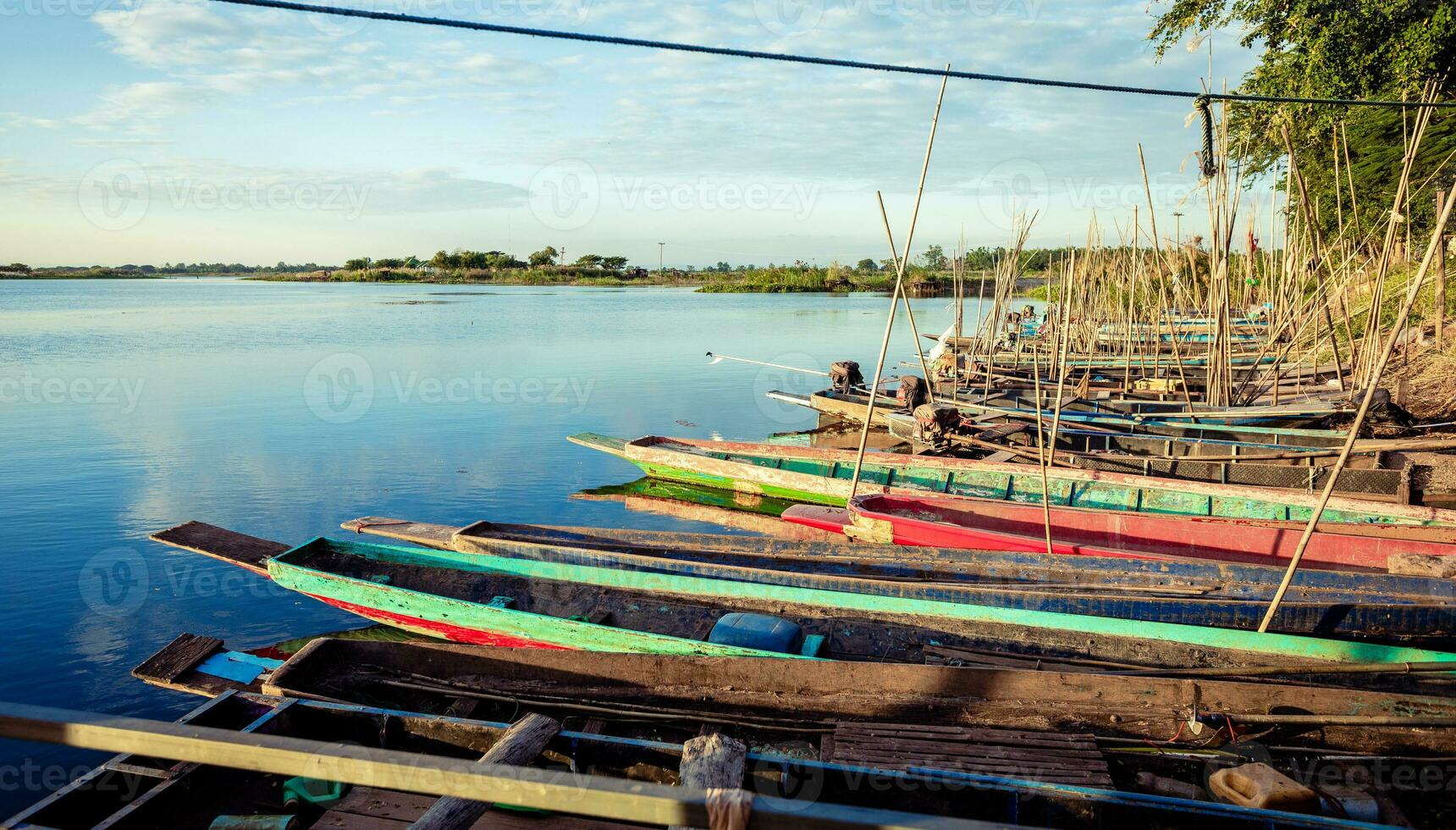 beaucoup les pêcheurs bateaux attendez à poisson dans le soir. photo