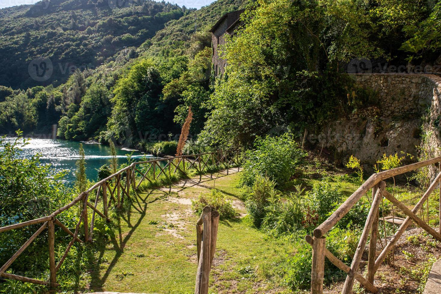 petit jardin stifone au bord de la rivière photo