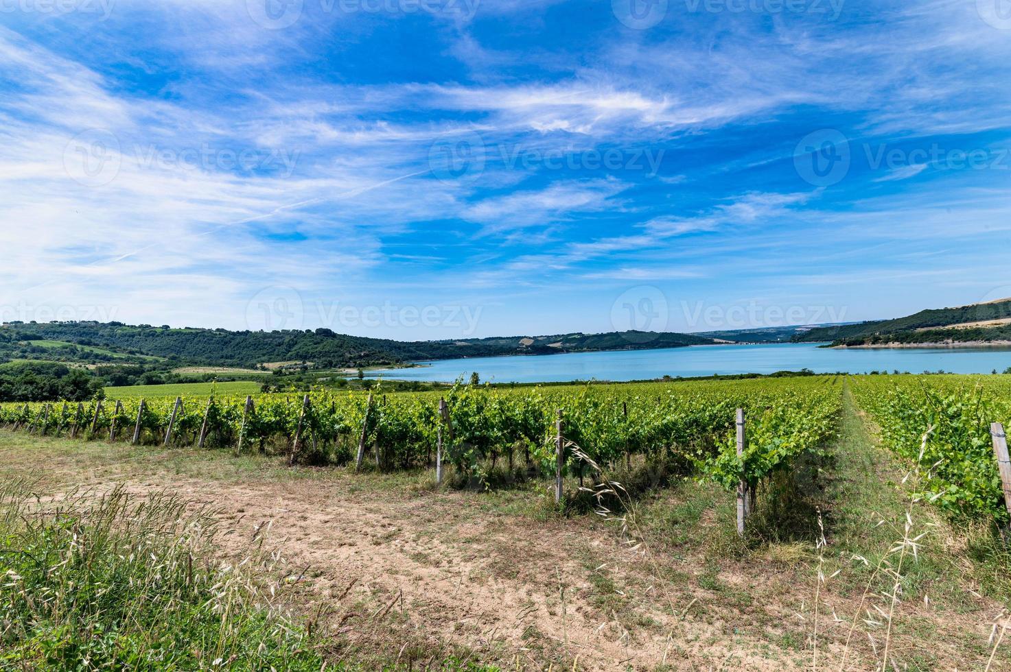 lac corbara en ombrie avec zones de baignade photo