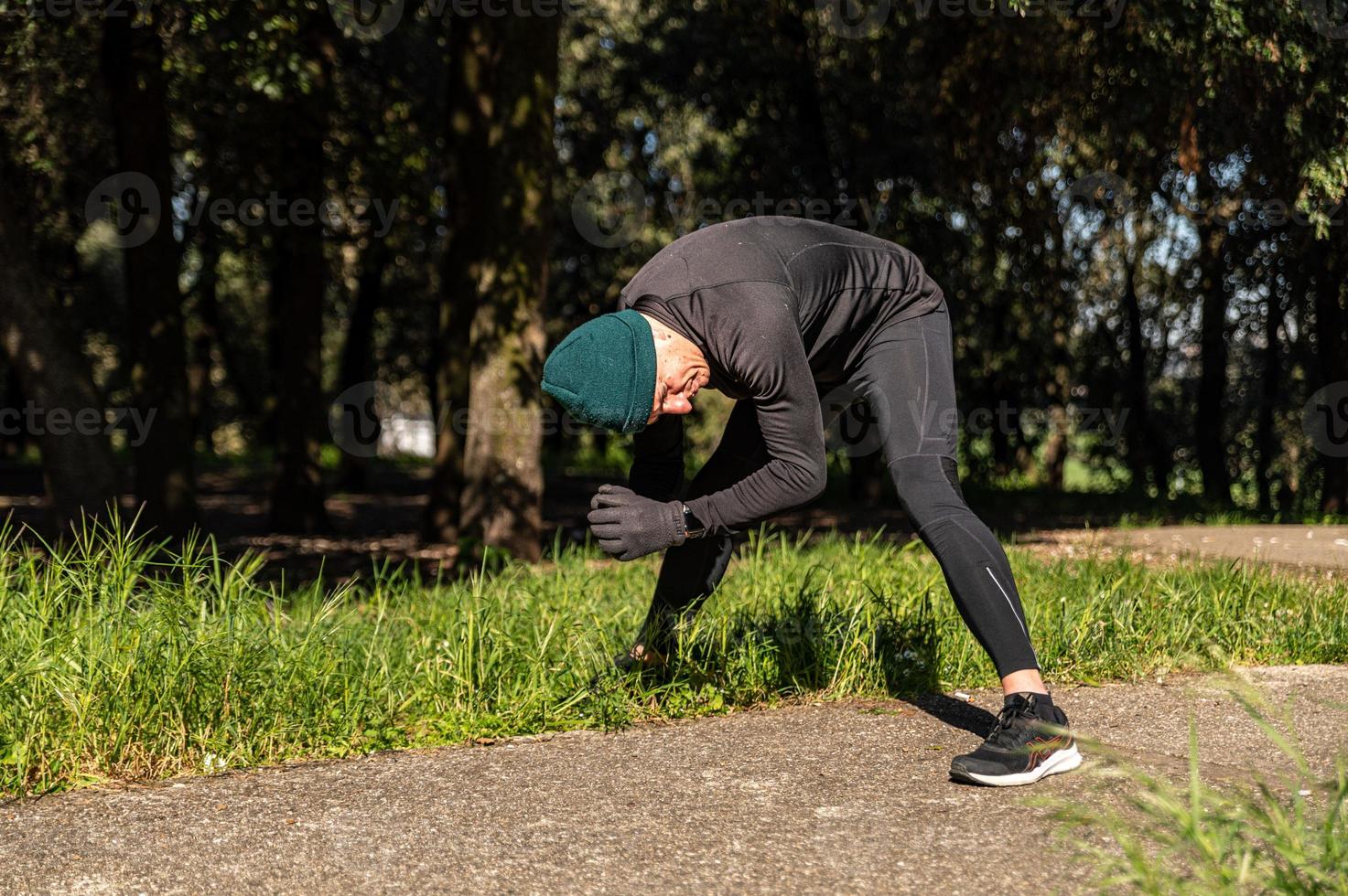 ragzzo fait de l'activité physique dans le parc photo