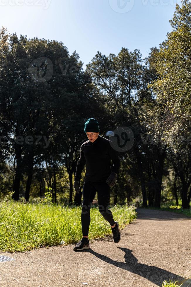 ragzzo fait de l'activité physique dans le parc photo