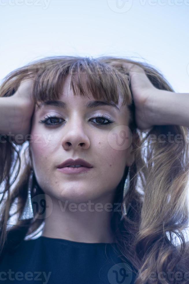 portrait d'une fille tenant ses cheveux photo