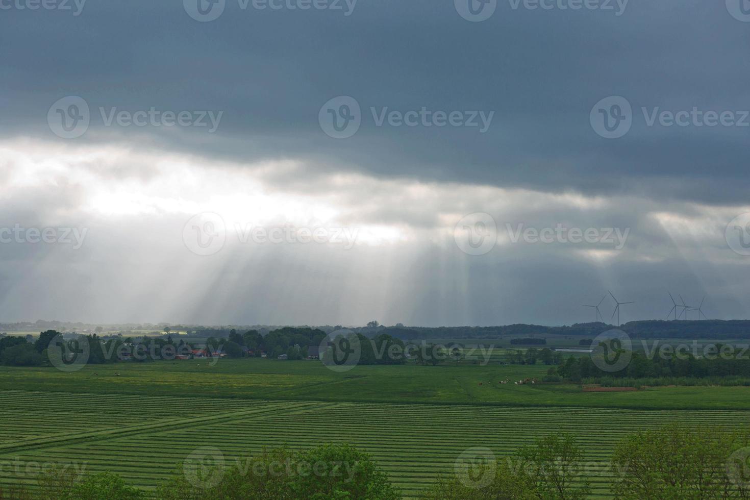 belle campagne et rayons de soleil près de kiel, schleswig holstein, allemagne photo