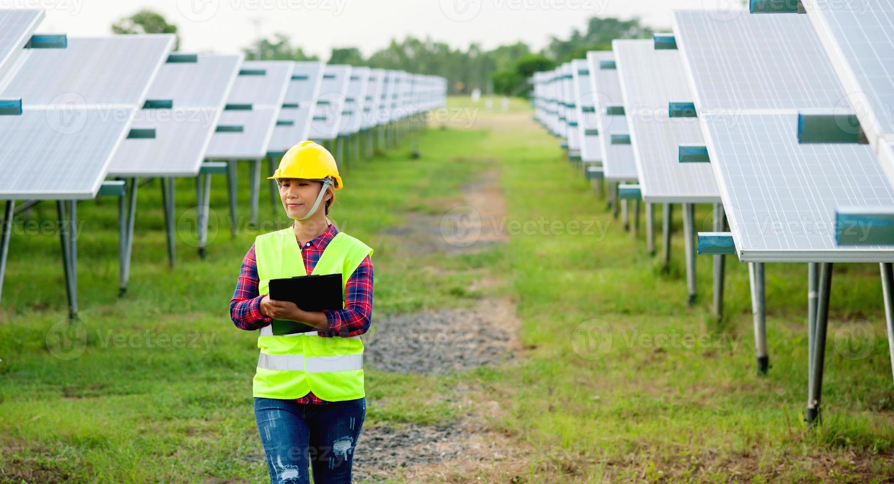 une jeune femme ingénieure en cellules solaires travaille dur. travailler dans l'énergie alternative l'énergie solaire photo