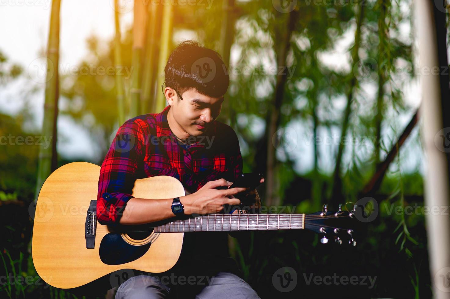 homme avec guitare à l'extérieur photo