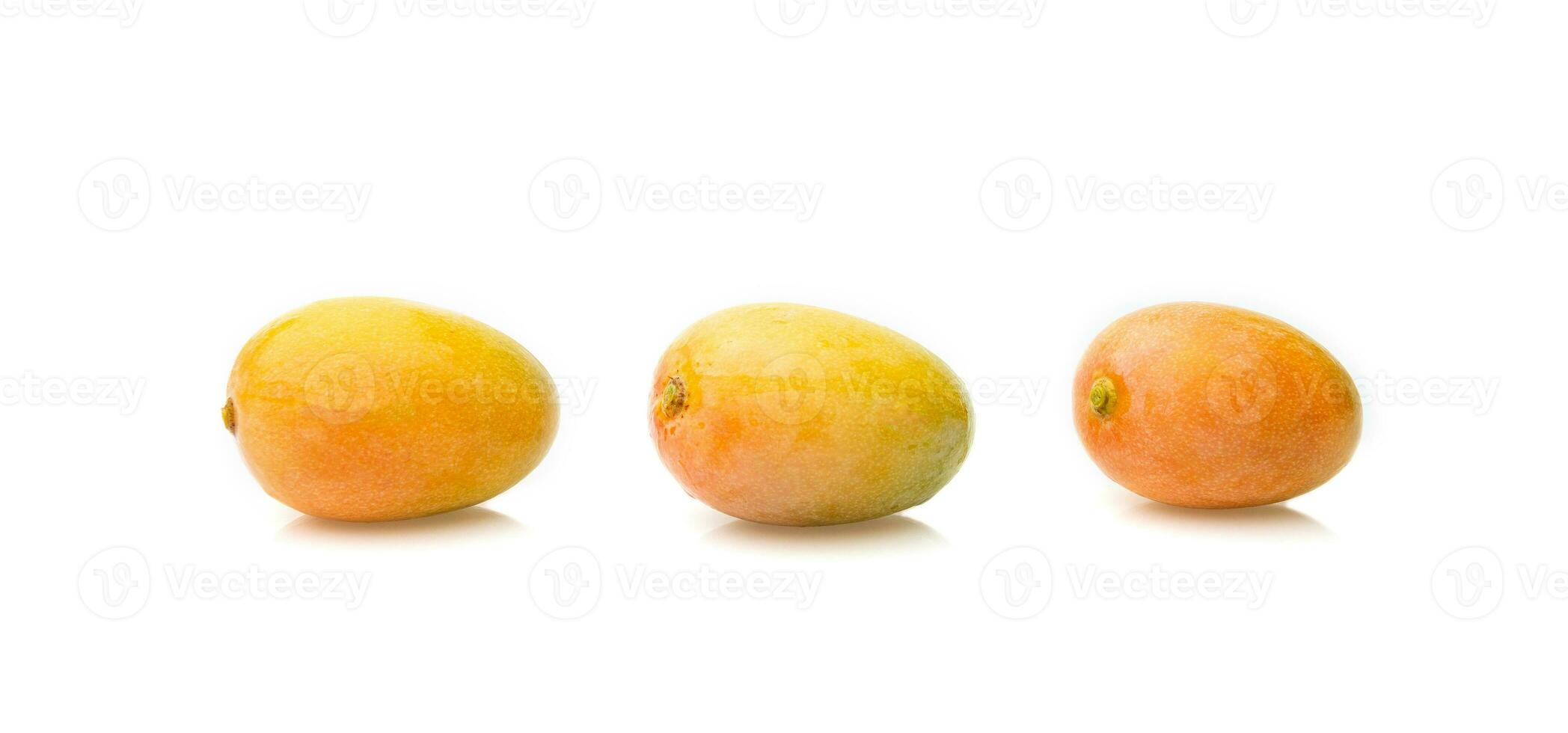 Frais Jaune mangue fruit isolé sur blanc Contexte photo