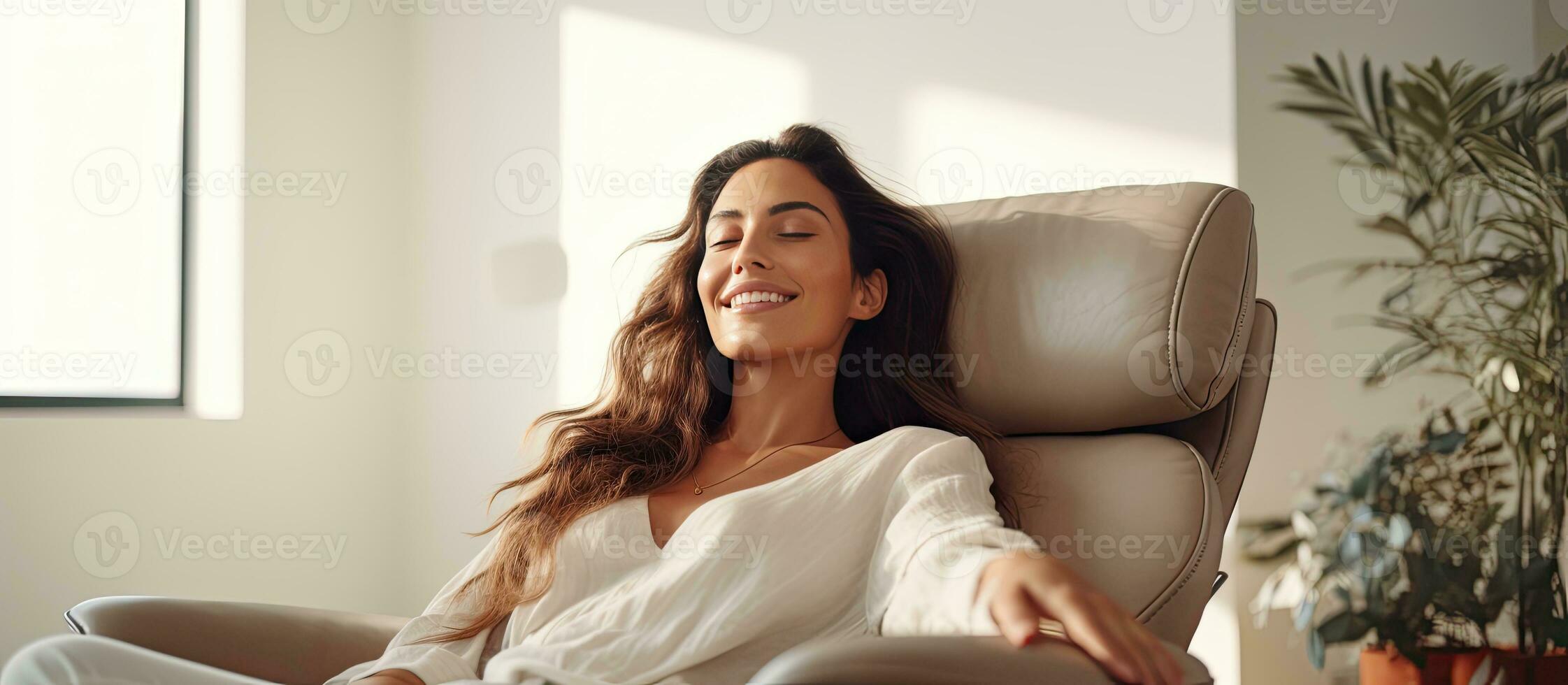 souriant femme dans moderne blanc intérieur à Accueil photo