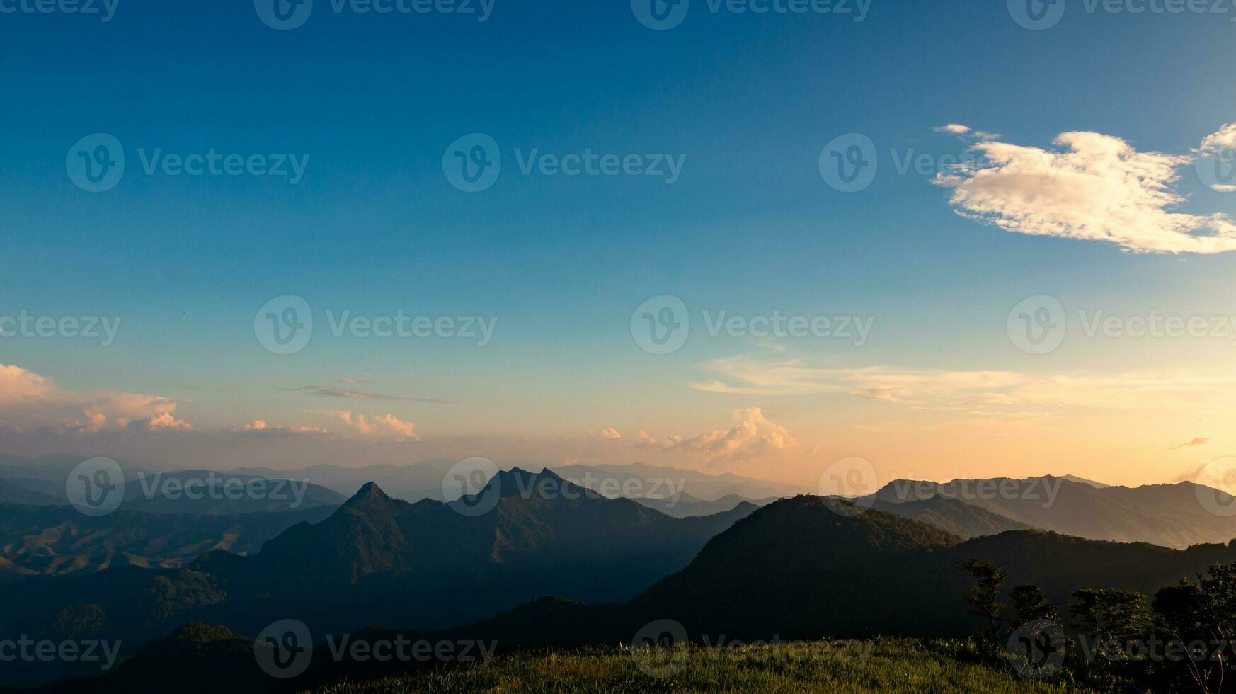 magnifique paysage, le montagnes dans le ciel à le coucher du soleil photo