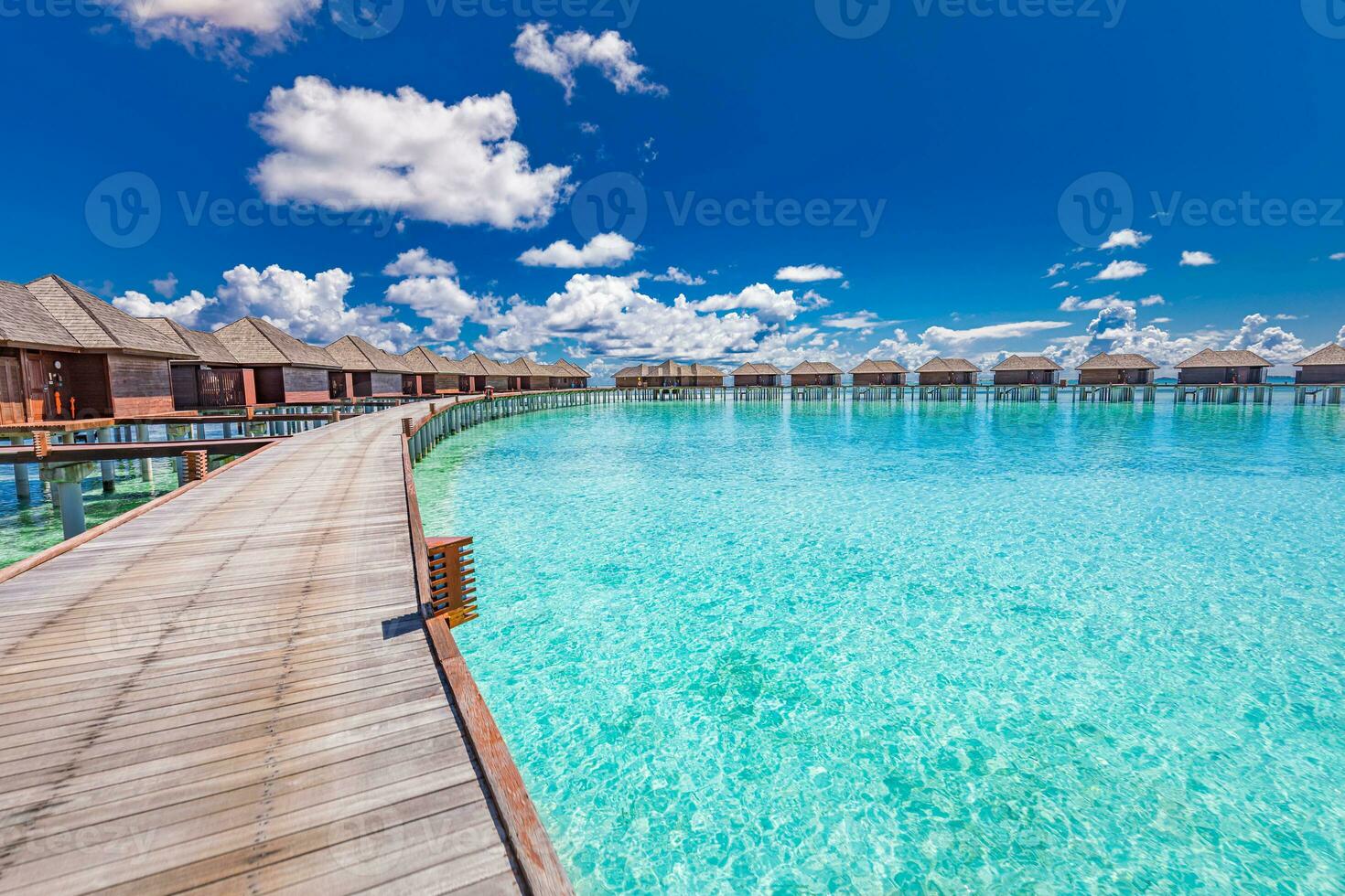 incroyable ensoleillé panorama à Maldives. luxe recours villas paysage marin avec renforcer en haut couleurs, bleu mer ciel, fantastique jetée. parfait été vacances vacances Contexte. tranquille tropical plage paysage photo