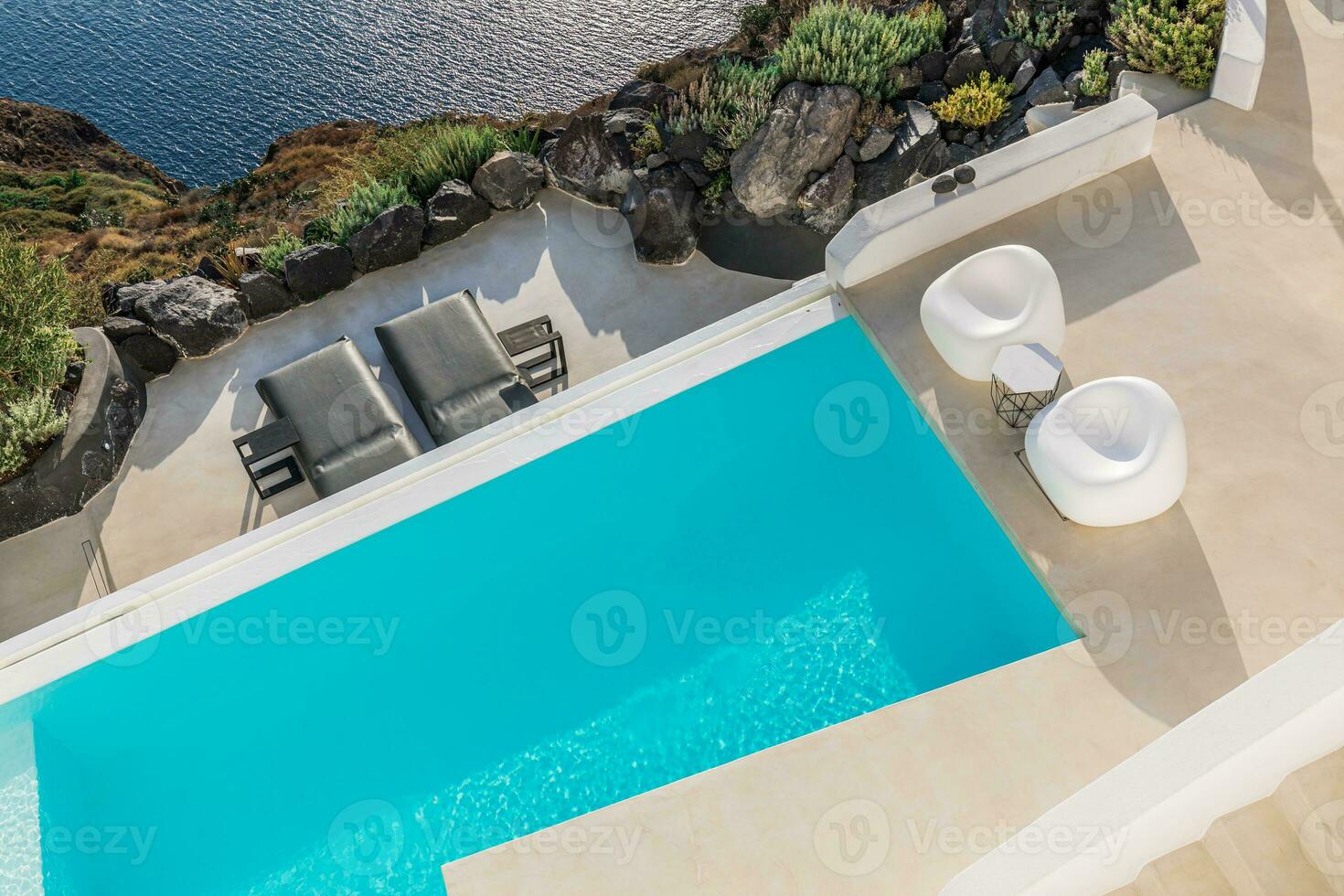 parfait vue dans Santorin avec blanc architecture luxe infini bassin plus de croisière navires et bleu mer. luxe été vacances et vacances concept. incroyable paysage caldeira voir, Voyage destination photo