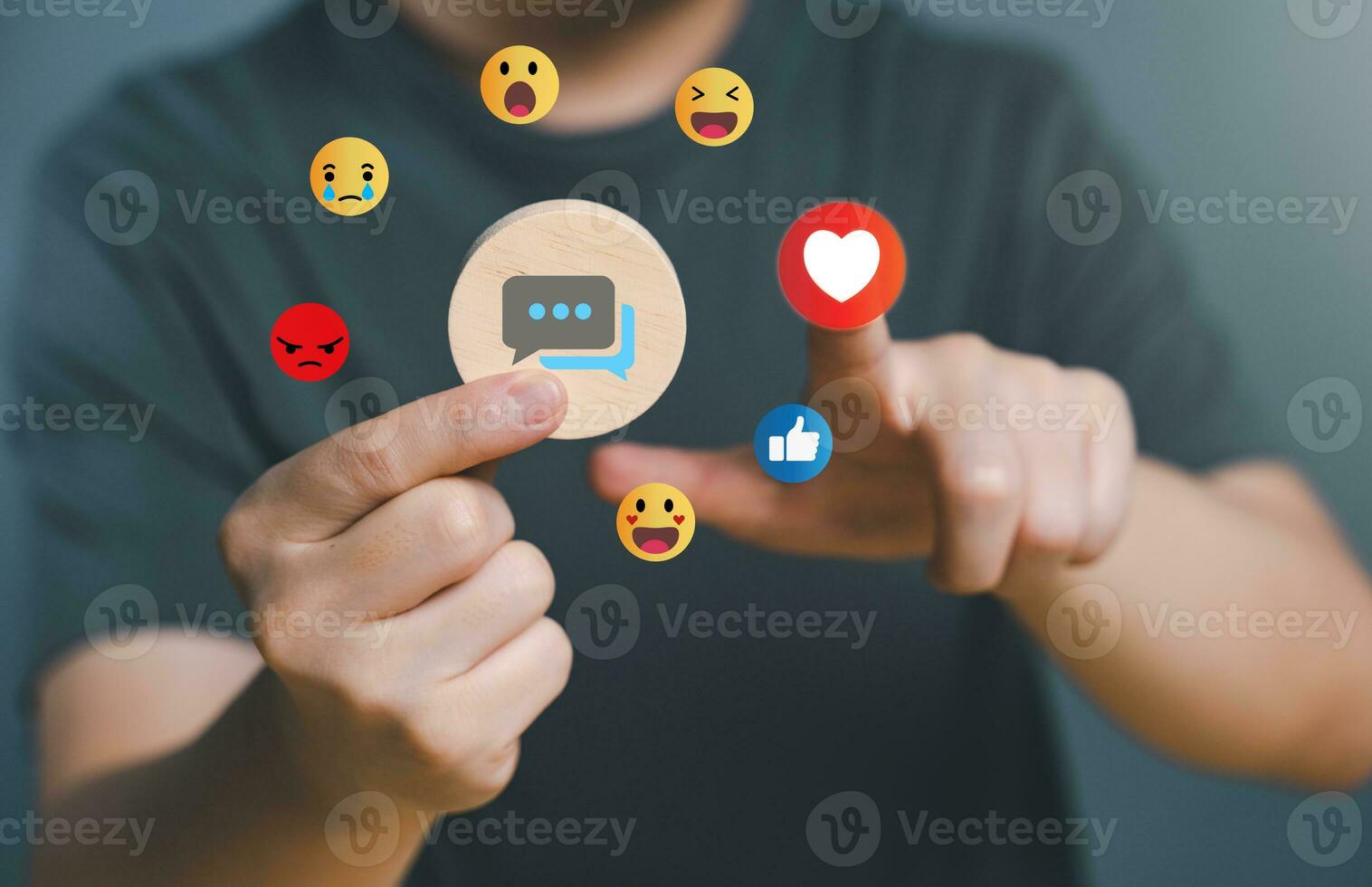 main de client cueillette l'amour bouton sur social médias. le concept de social médias et numérique en ligne. regarder vivre diffusion et message, aime, emoji retour, satisfaction, examen, évaluation concept. photo