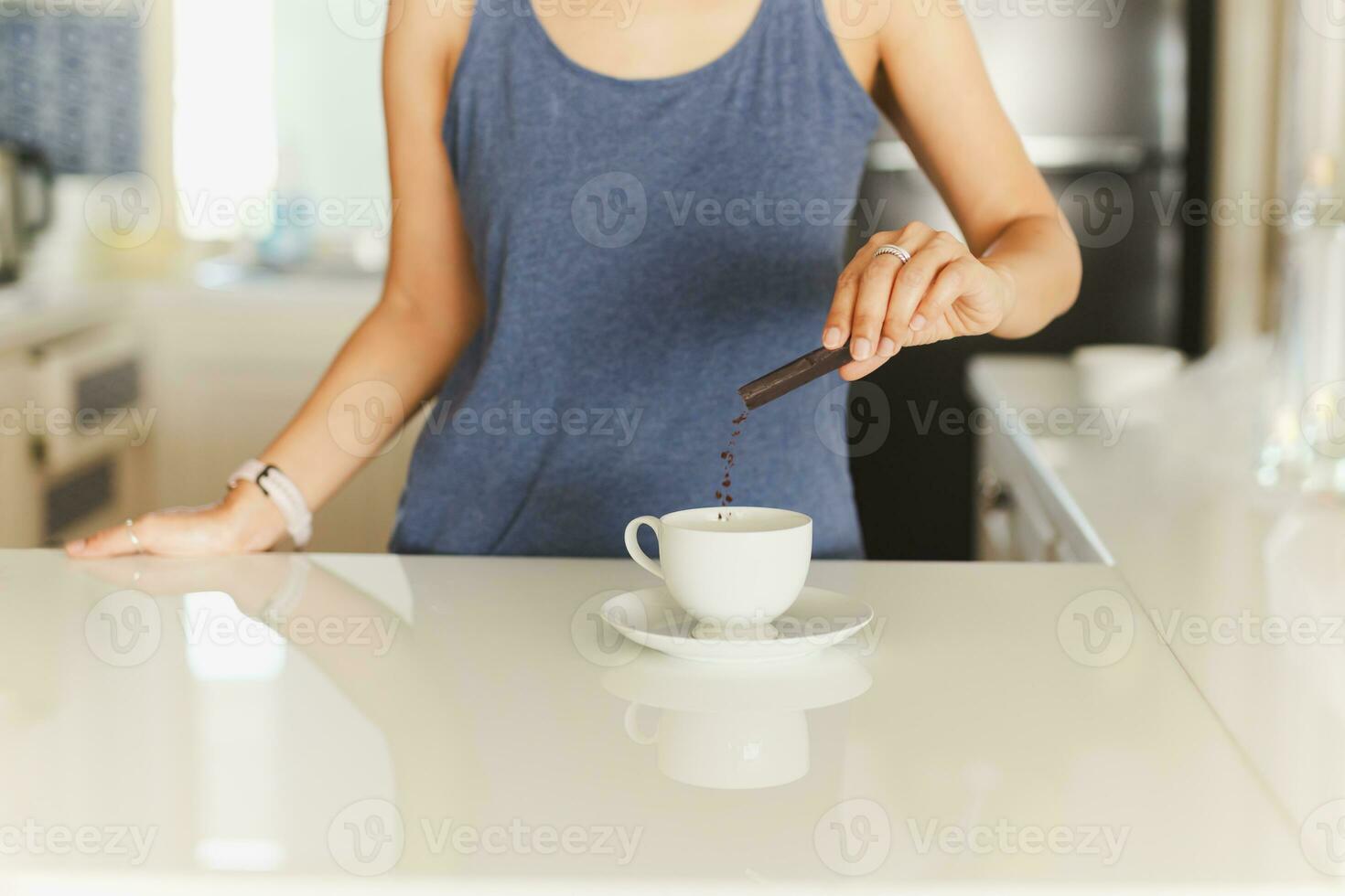 femme main verser instant café sachet dans une Coupe. photo