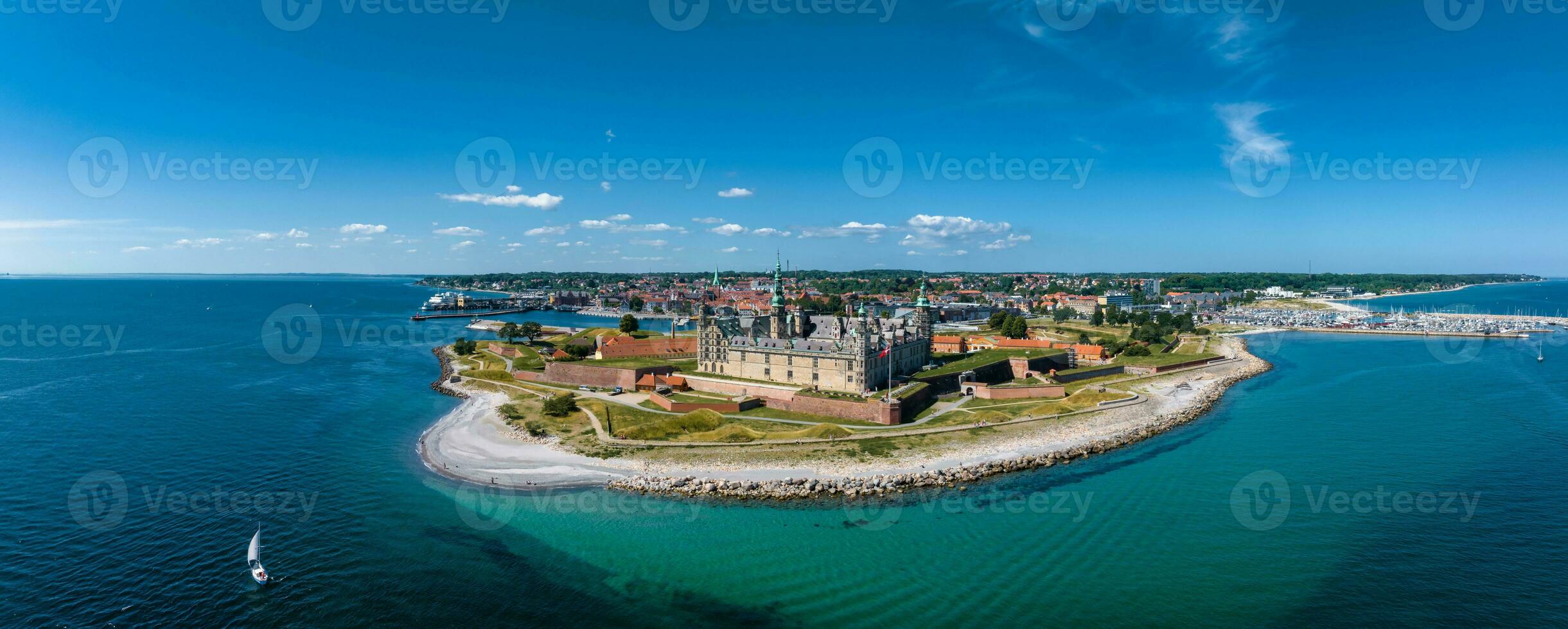 aérien vue de Kronborg Château avec remparts, ravelin garde le entrée à le baltique mer photo