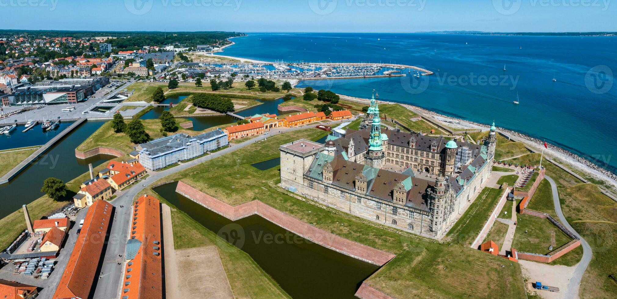 aérien vue de Kronborg Château avec remparts, ravelin garde le entrée à le baltique mer photo