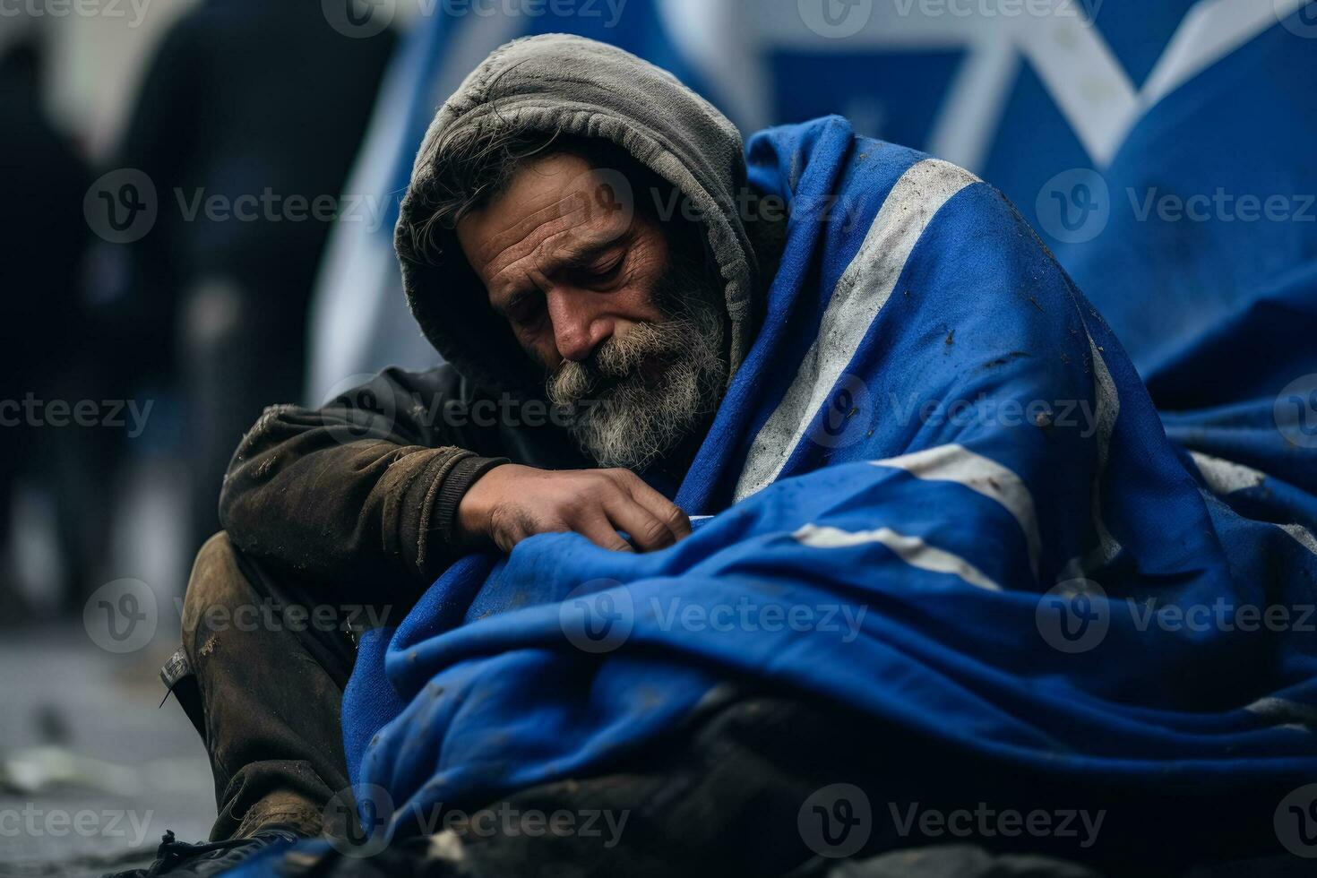 sans abri homme dort sur le chaussée dans le Grèce cache derrière le grec drapeau photo