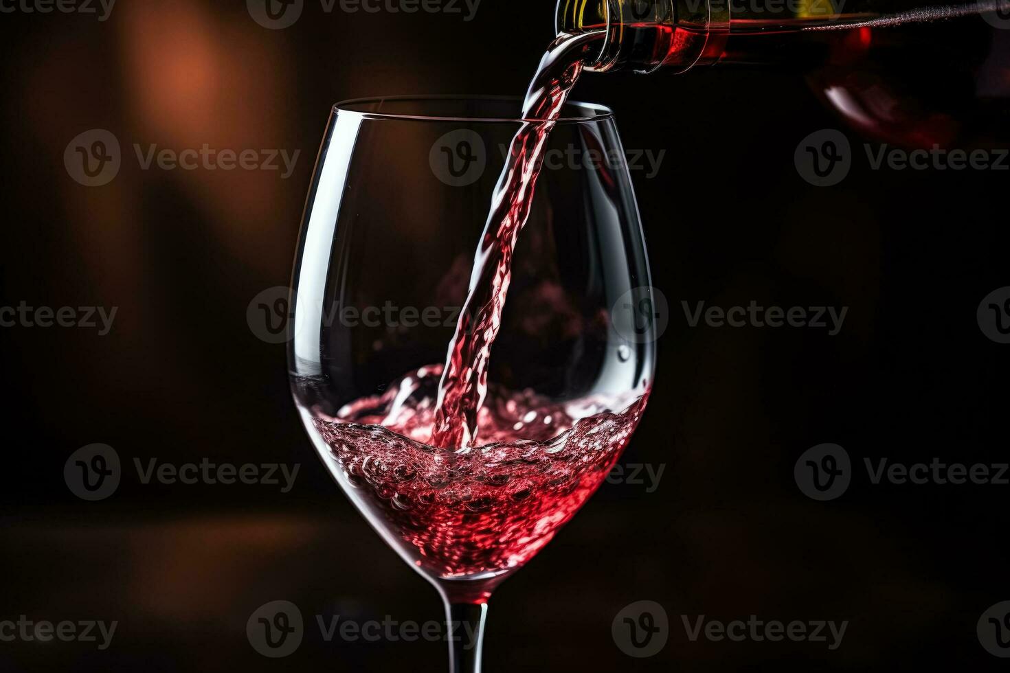 rouge du vin étant versé dans verre fermer macro coup photo