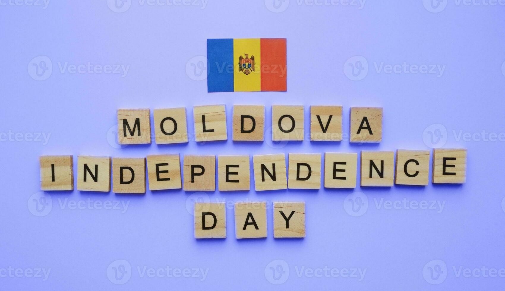 août 27, Moldavie indépendance jour, drapeau de Moldavie, minimaliste bannière avec le une inscription dans en bois des lettres sur une bleu Contexte photo