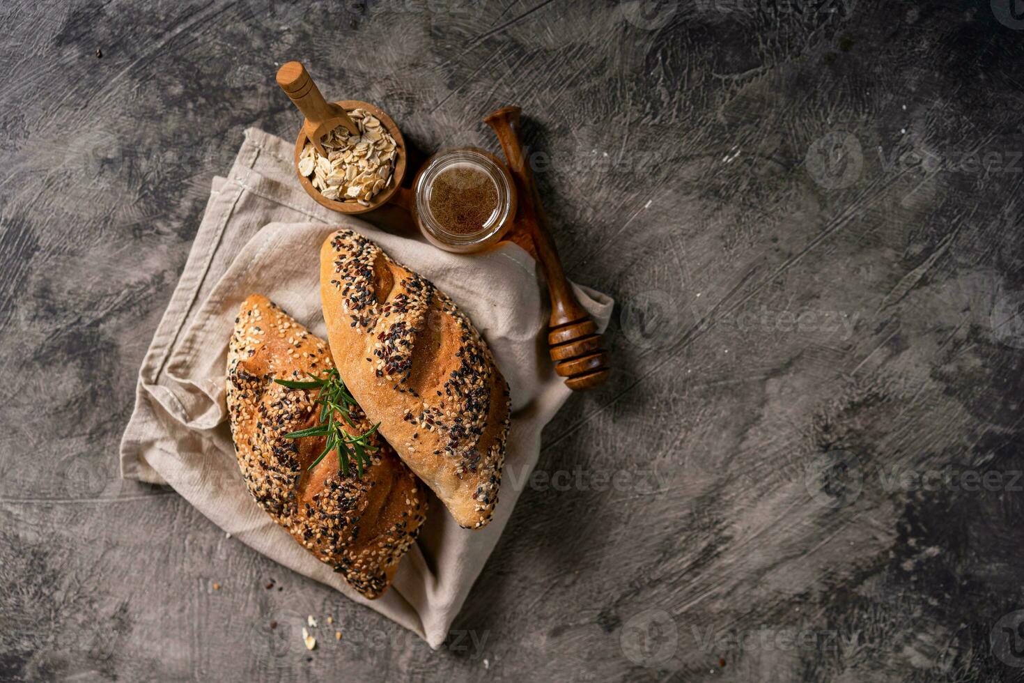 Frais fait maison pain entier blé baguette sur serviette de table et abstrait tableau. levain pain photo