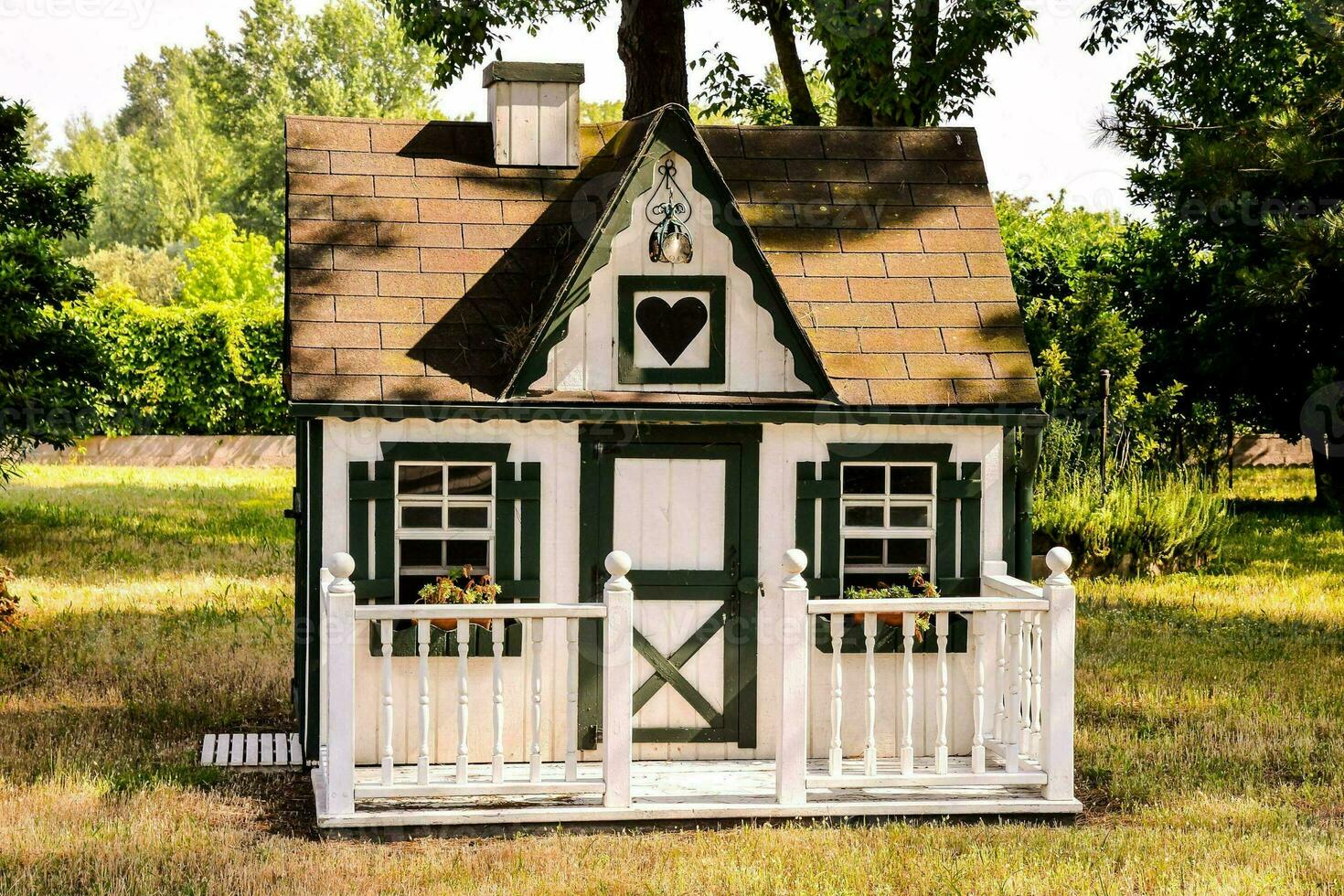 une petit en bois maison avec une porche photo