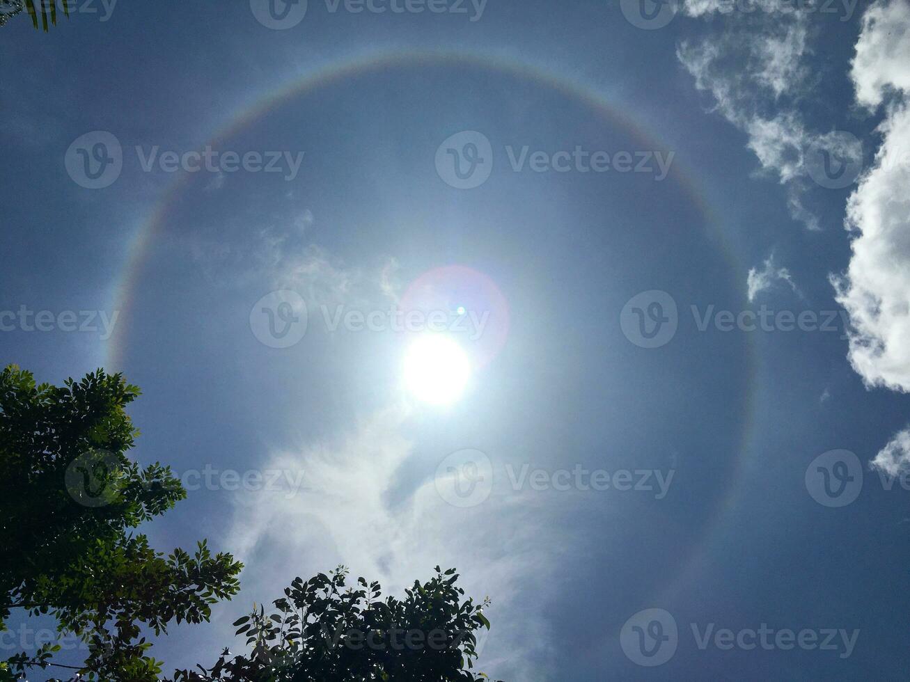 photo de le Soleil Halo à le midi il est une Naturel phénomène cette se produit avant le des pluies dans le pluvieux saison.