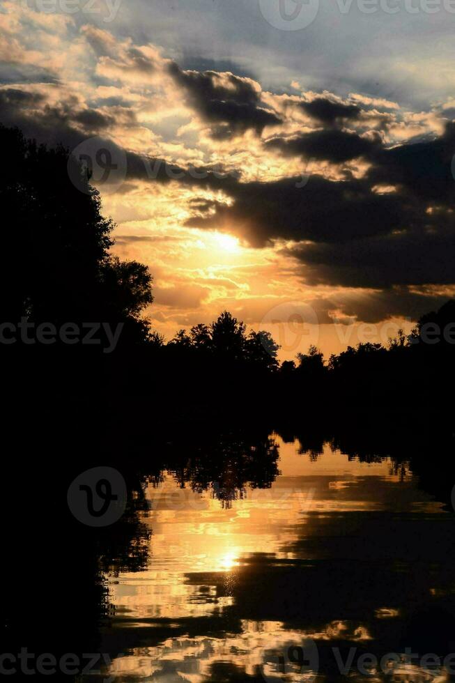 coucher de soleil sur la rivière photo