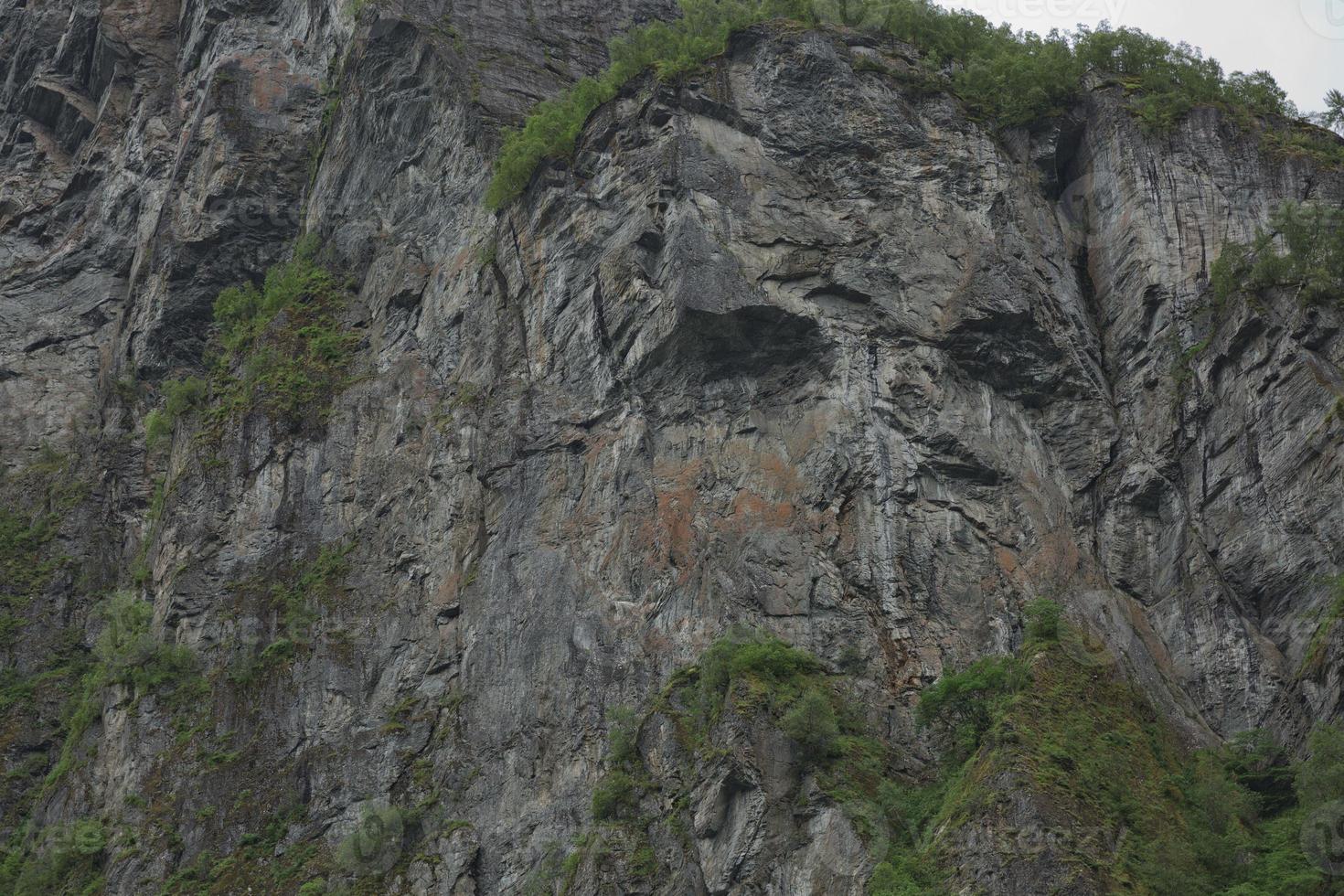 troll face sur une falaise du geirangerfjord, norvège photo